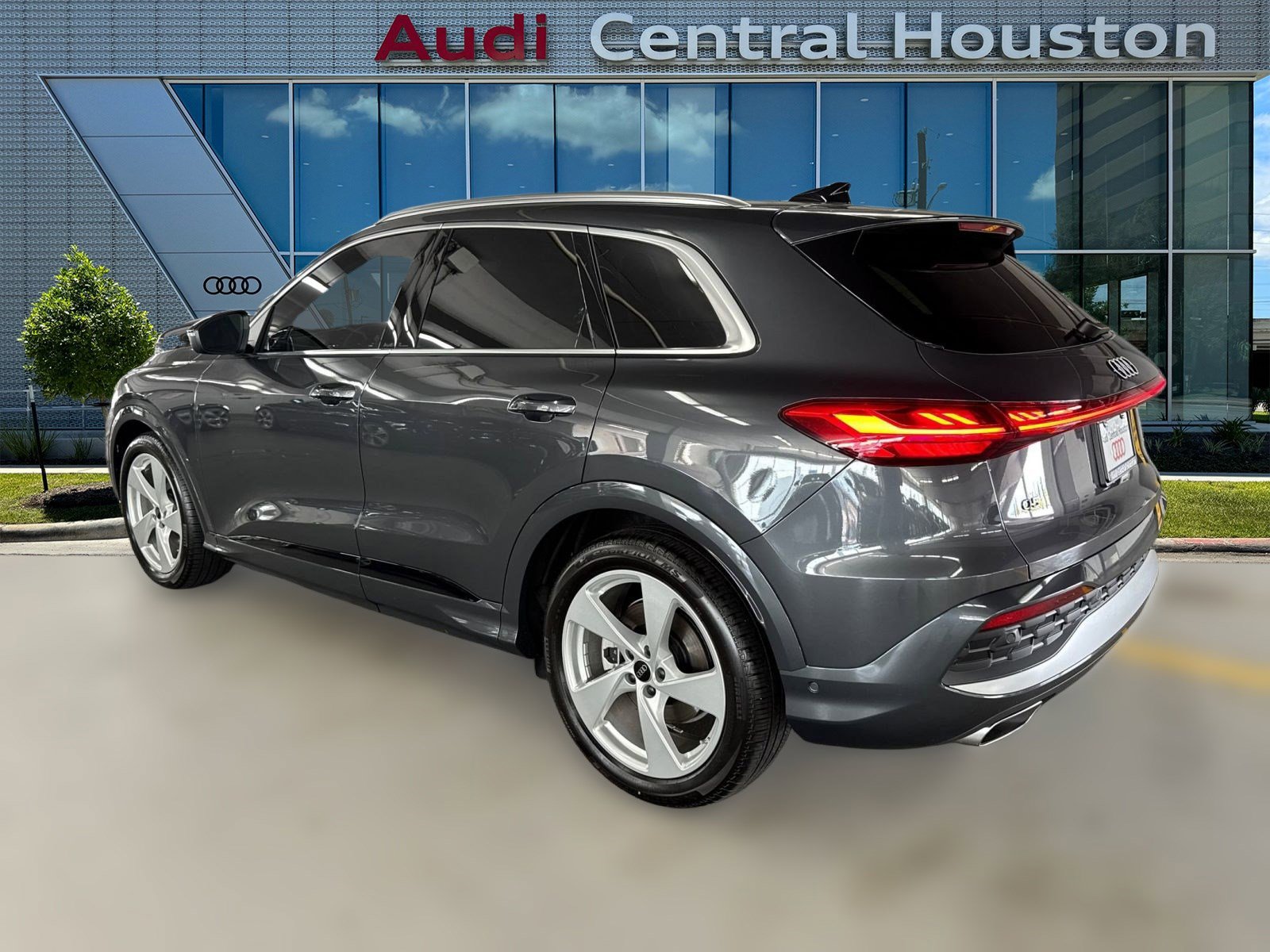 2025 Audi Q5 2.0T Prestige photo 2