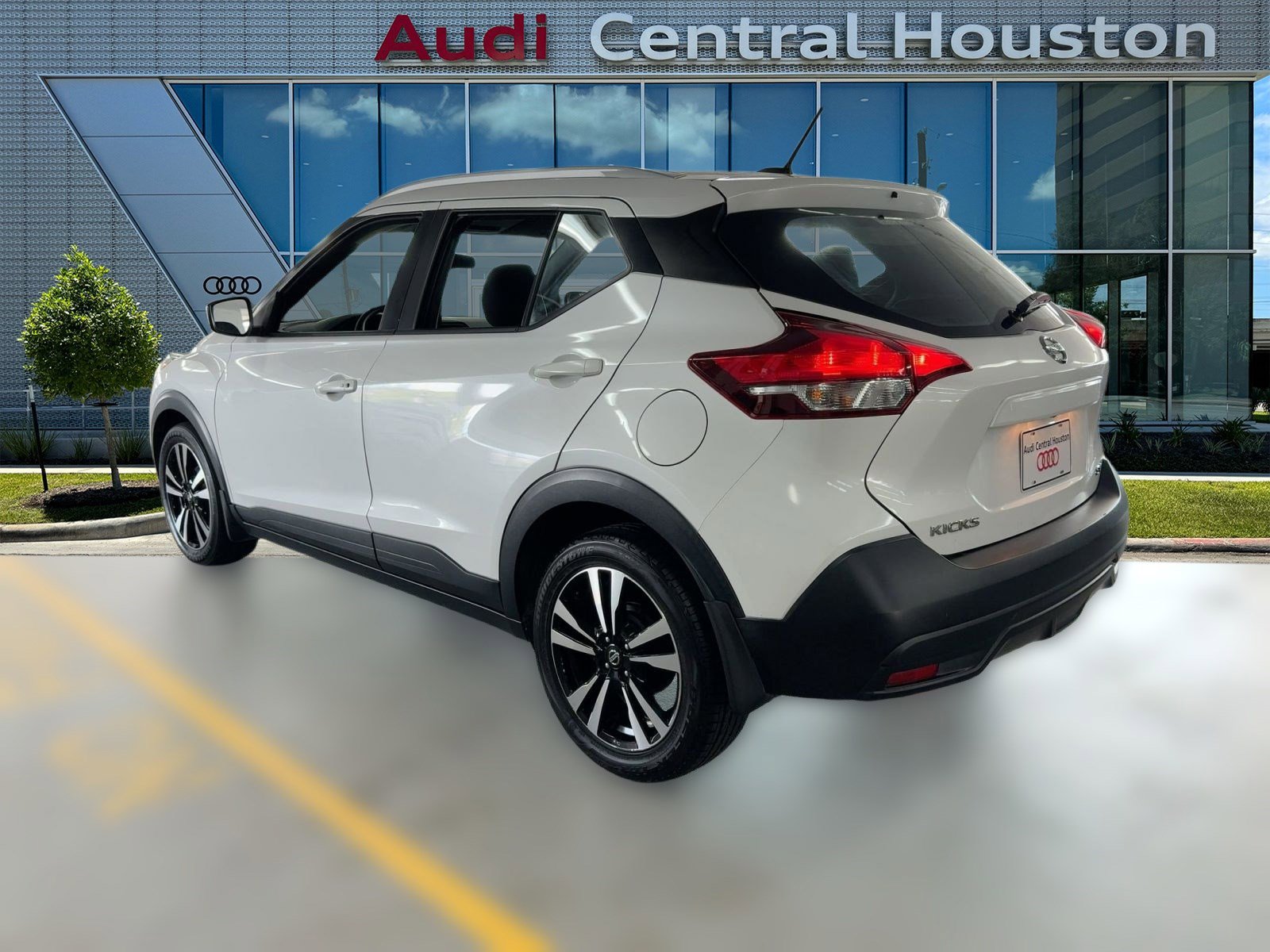 2019 Nissan Kicks SV photo 2