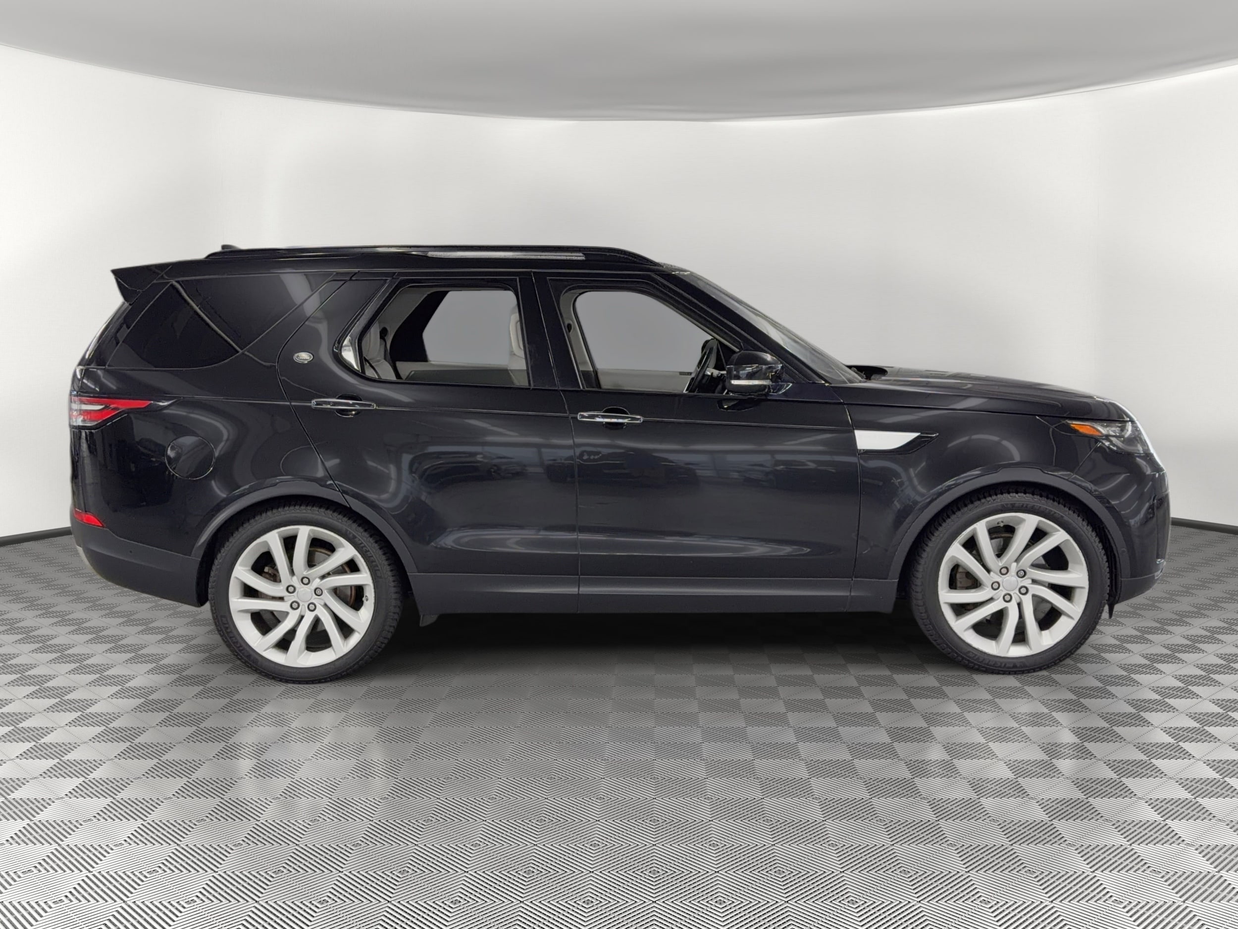 Discovery HSE Luxury SUV