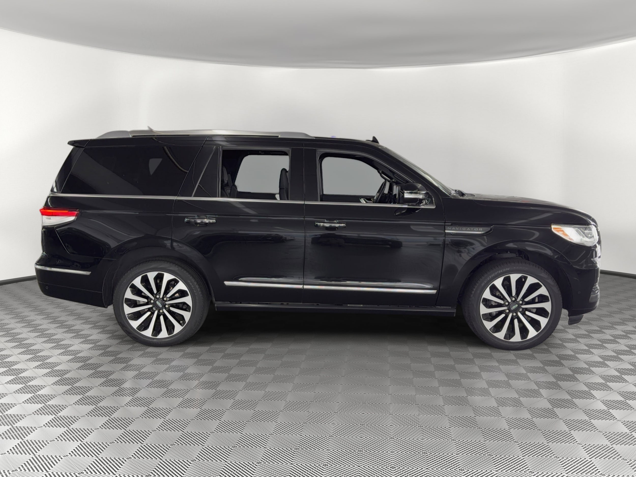 Navigator Reserve SUV