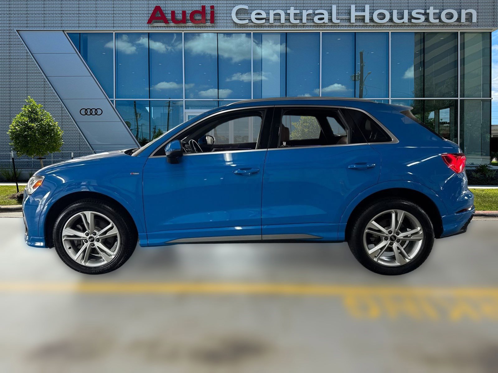 2022 Audi Q3 S line Premium Plus photo 2