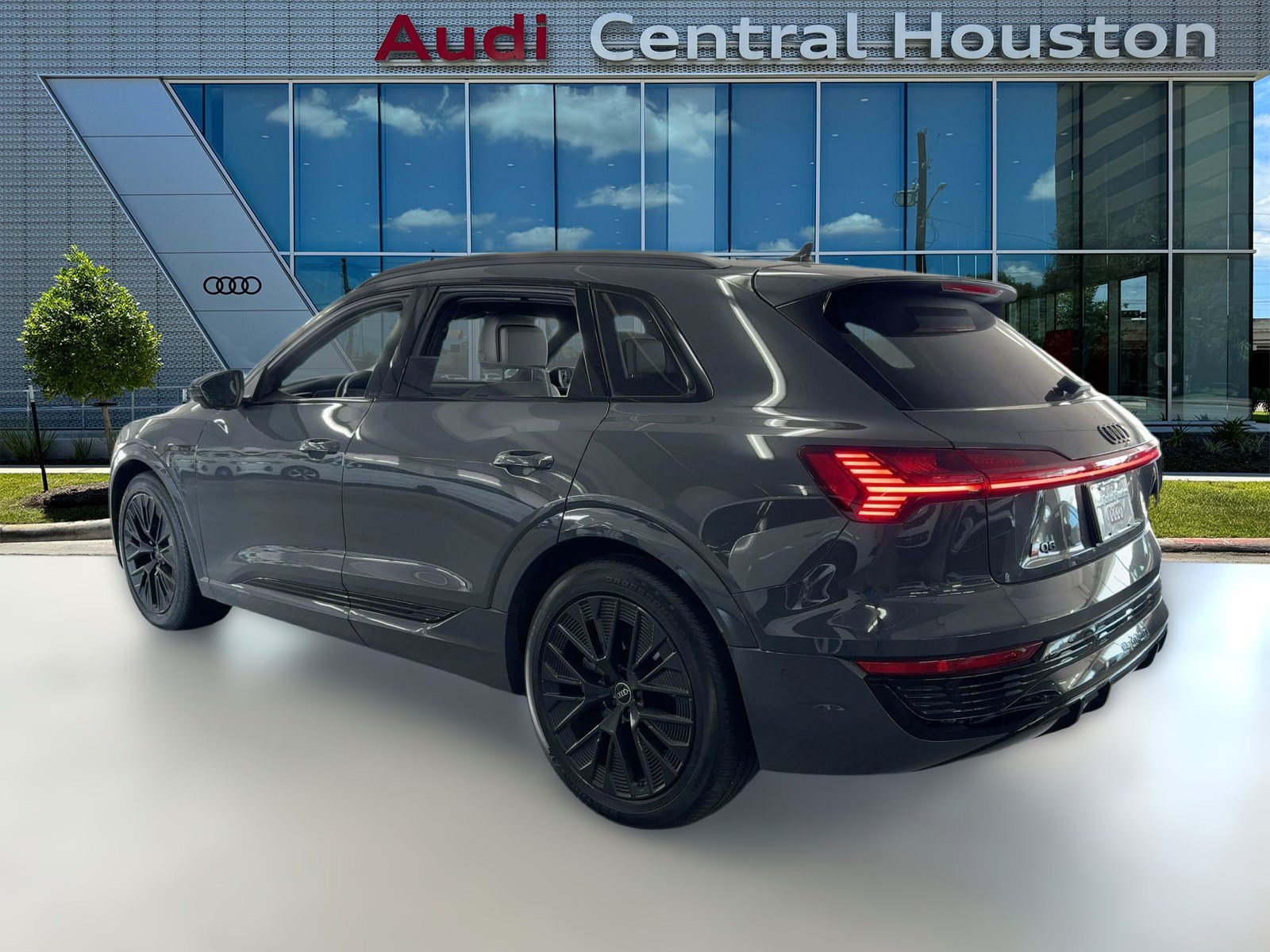 2024 Audi Q8 E-tron Prestige photo 3