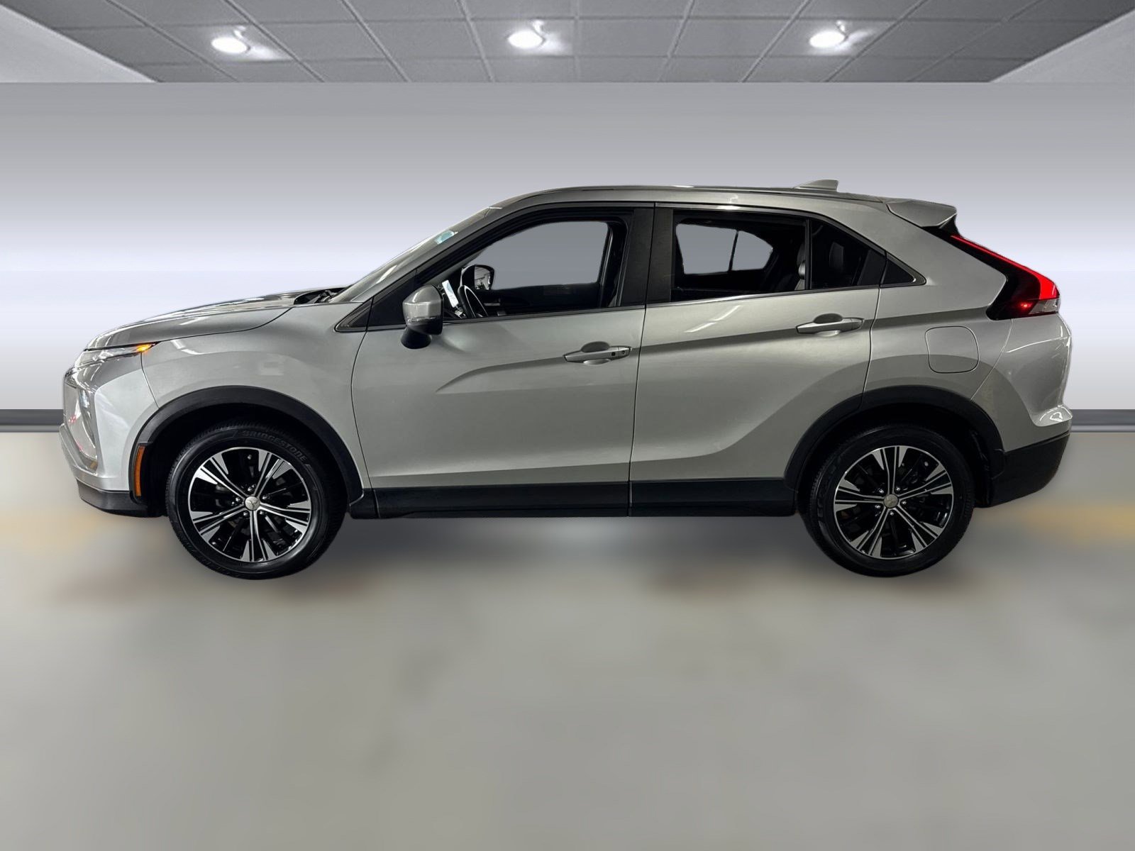 2022 Mitsubishi Eclipse Cross SE photo 2