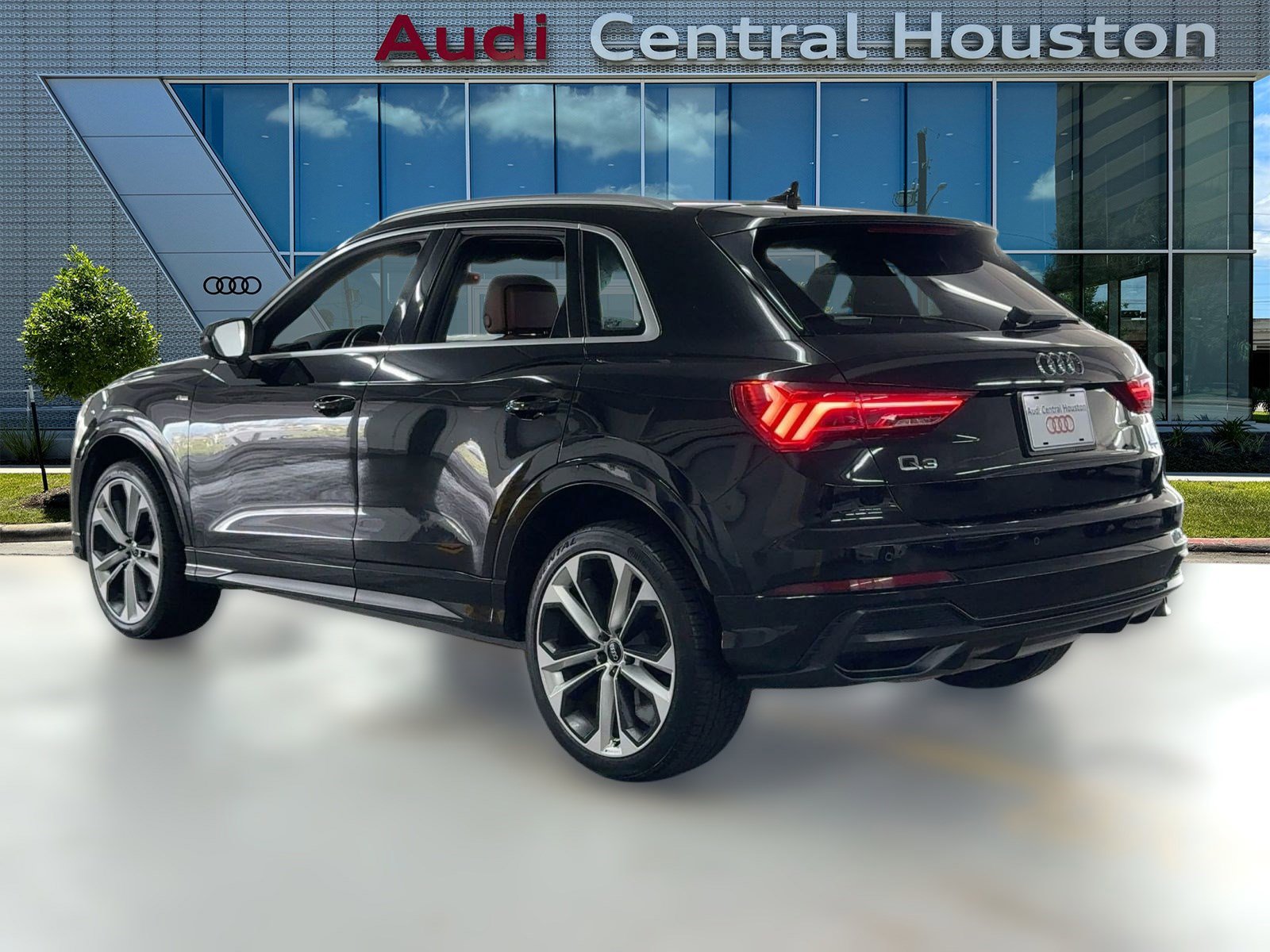 2019 Audi Q3 S line Premium Plus photo 2