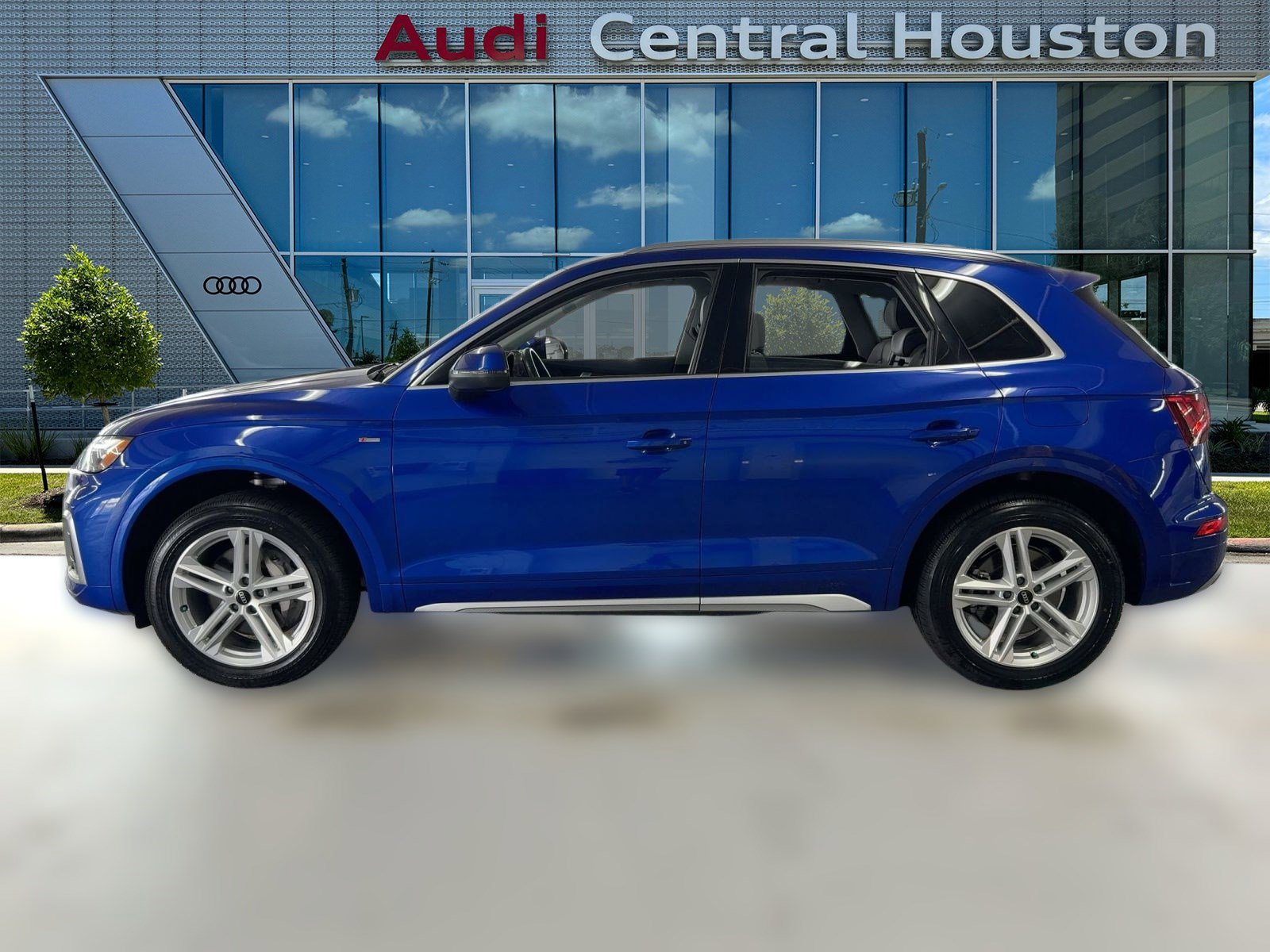 2022 Audi Q5 S line Premium Plus photo 2