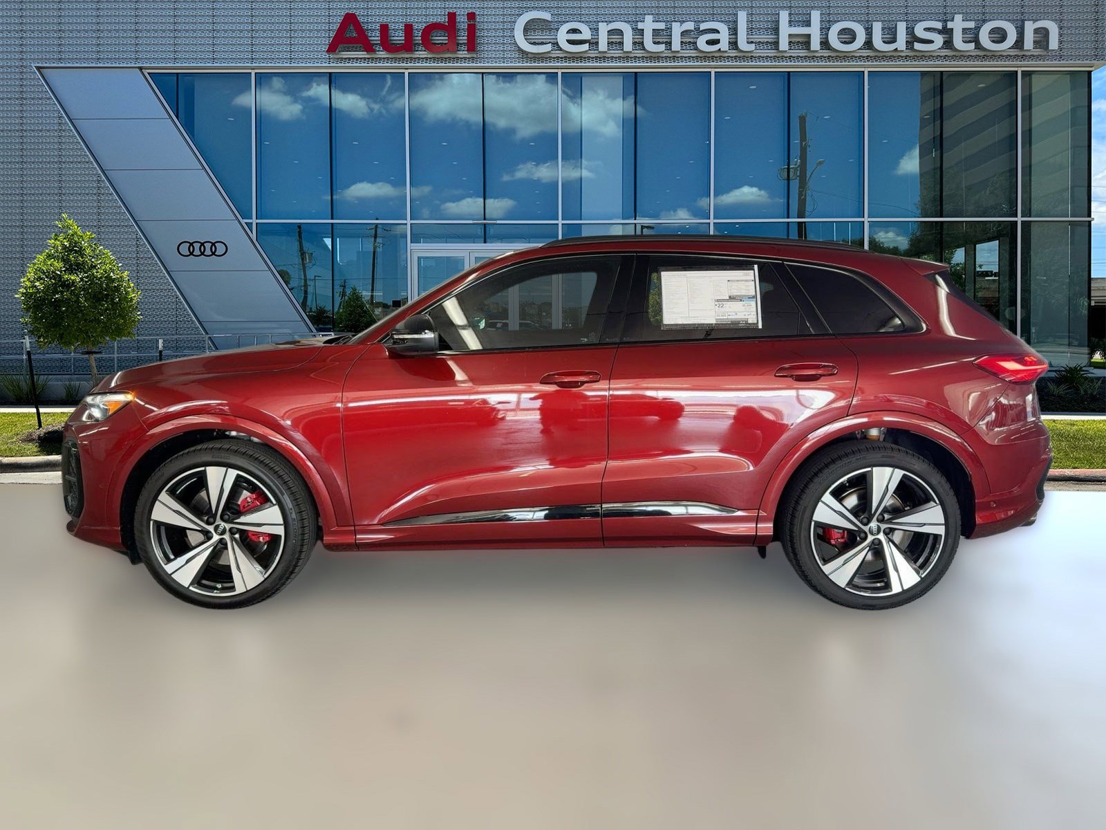 2025 Audi SQ5 Prestige photo 2
