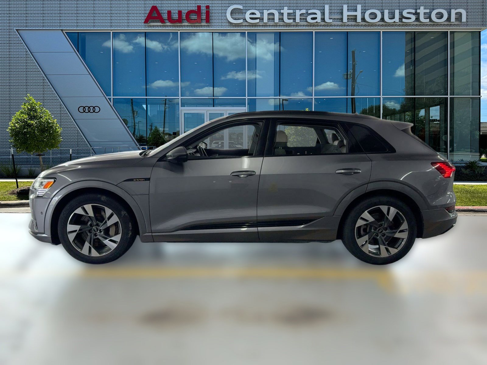 2023 Audi e-tron Premium photo 2