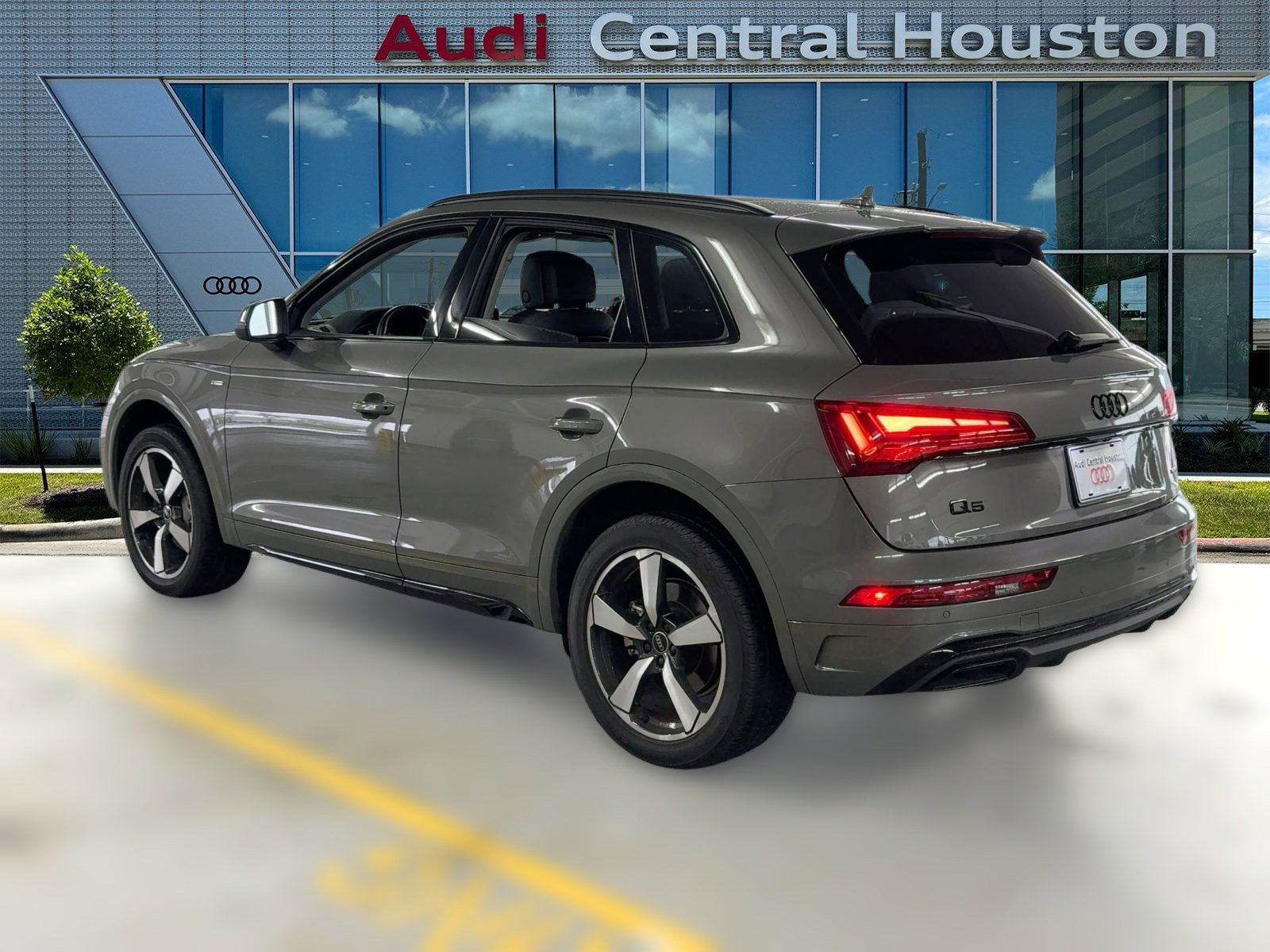 2023 Audi Q5 S line Premium Plus photo 2