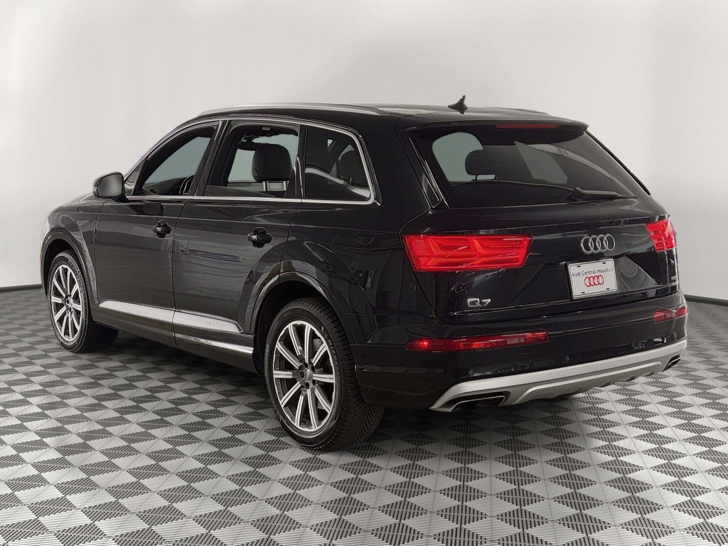 Q7 Premium Plus SUV