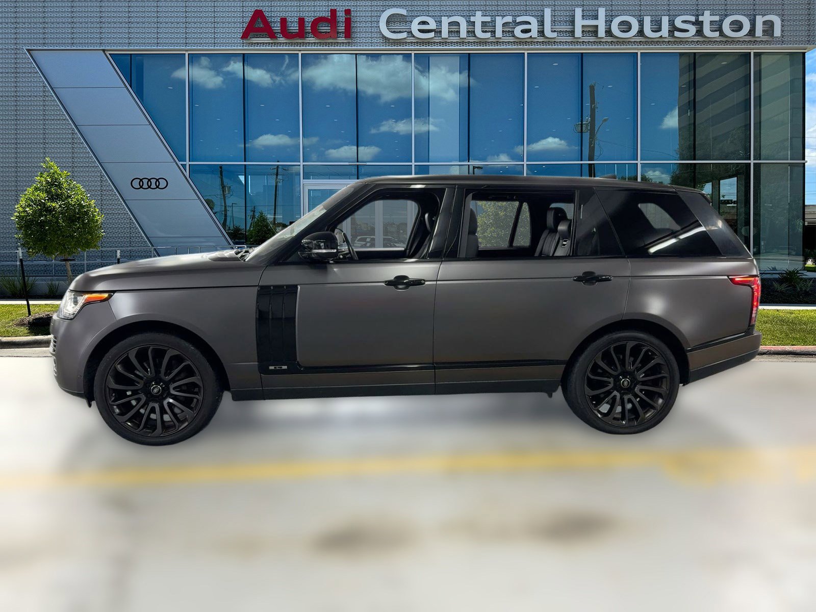 2017 Land Rover Range Rover Supercharged LWB photo 2