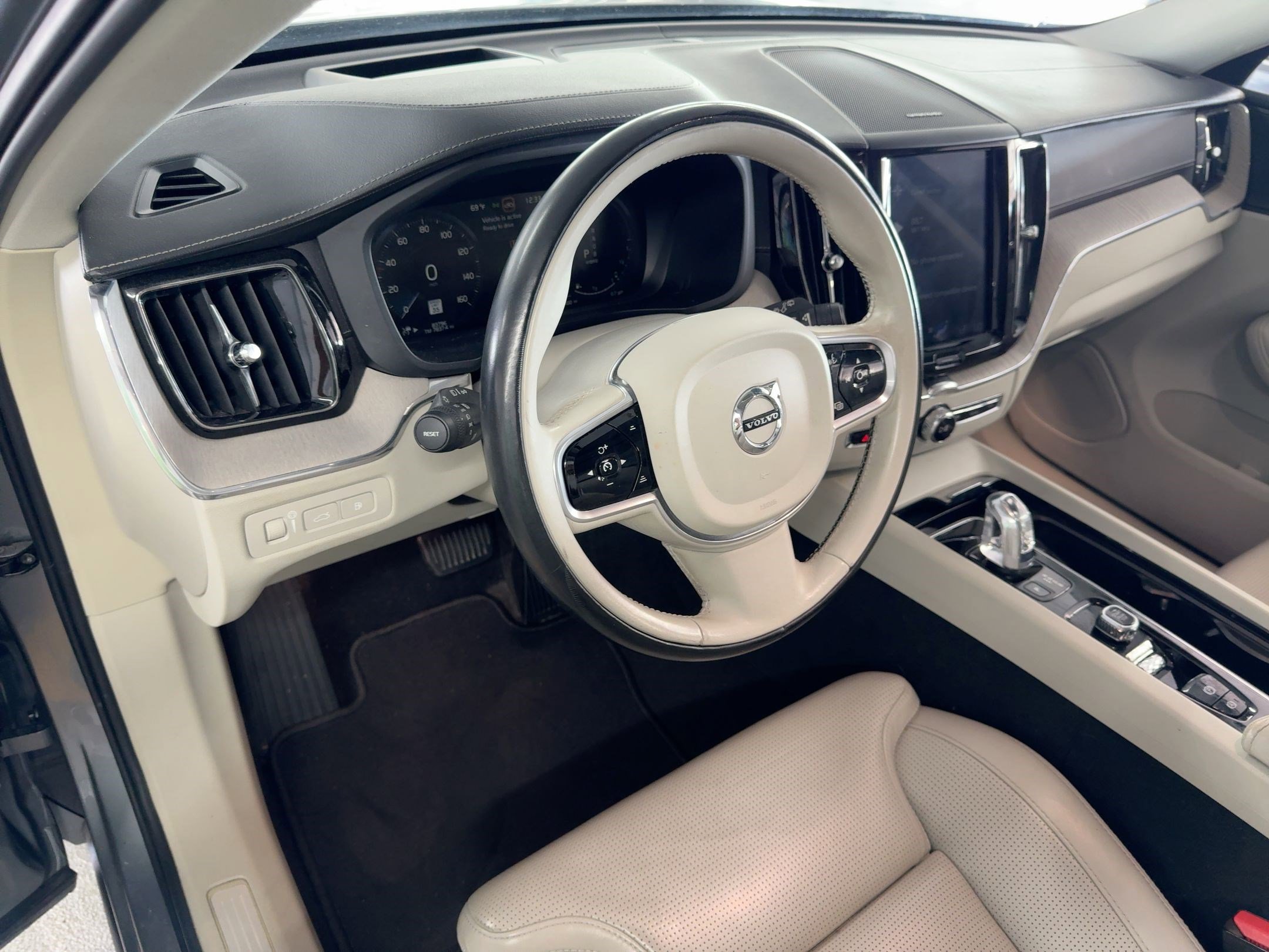 2019 Volvo XC60 Hybrid Inscription photo 4