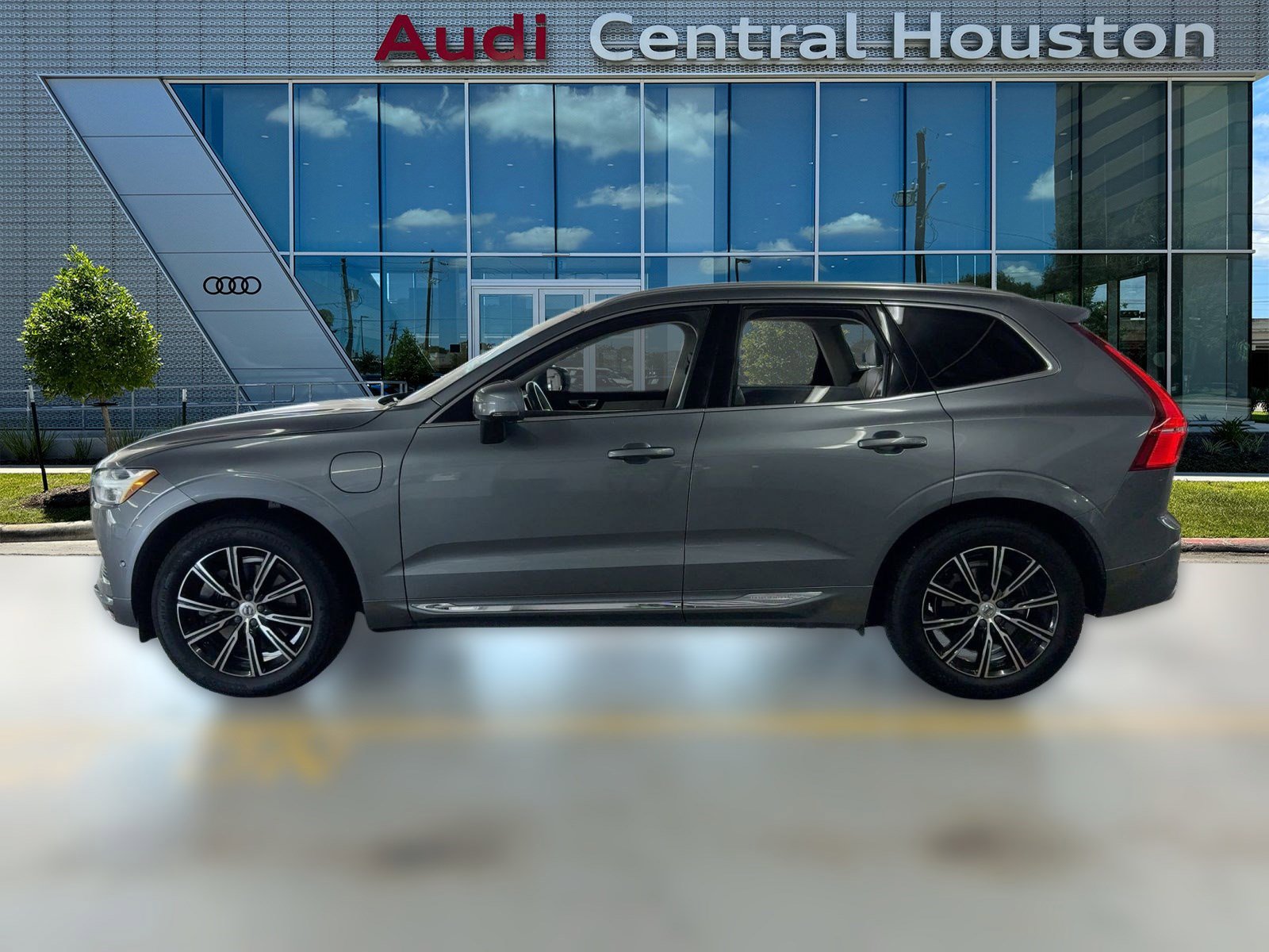 2019 Volvo XC60 Hybrid Inscription photo 2