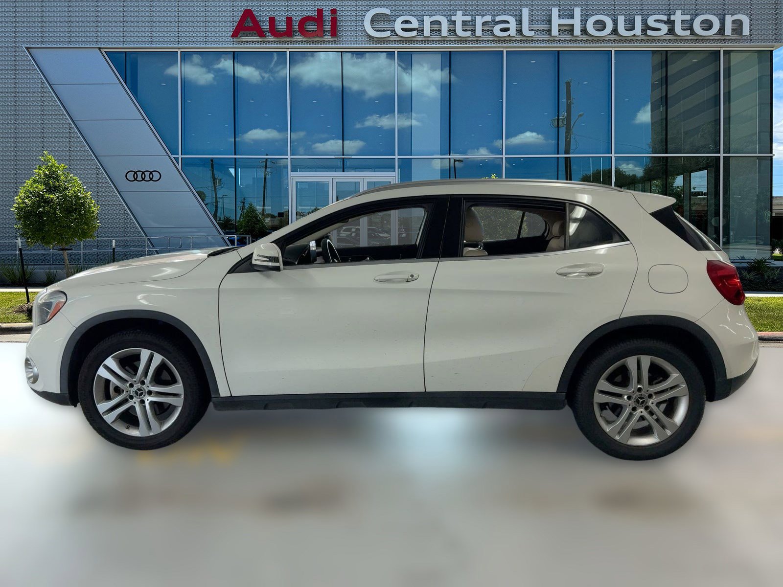 2018 Mercedes Benz GLA 250 photo 2