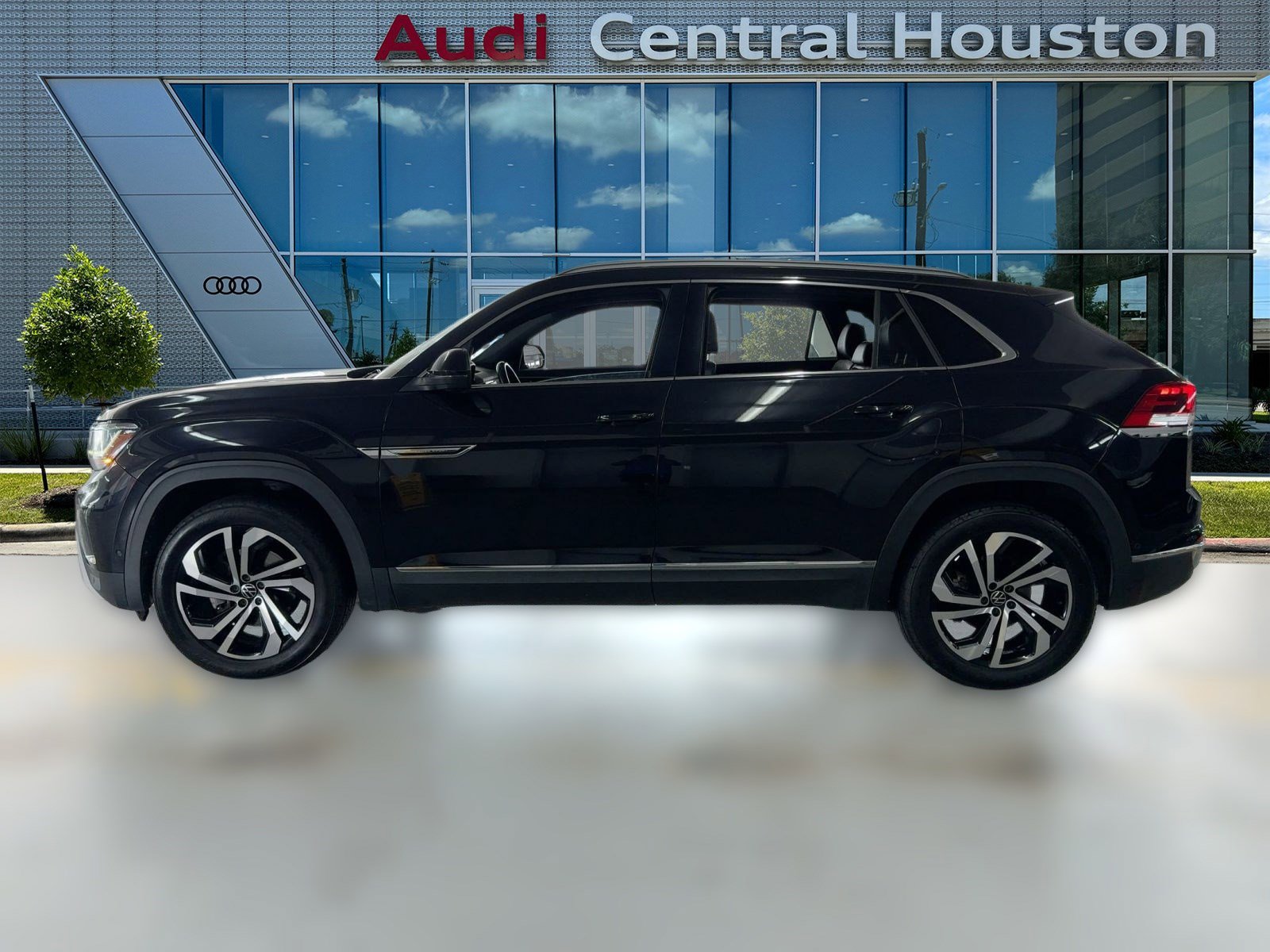 2020 Volkswagen Atlas Cross Sport V6 SEL Premium photo 2