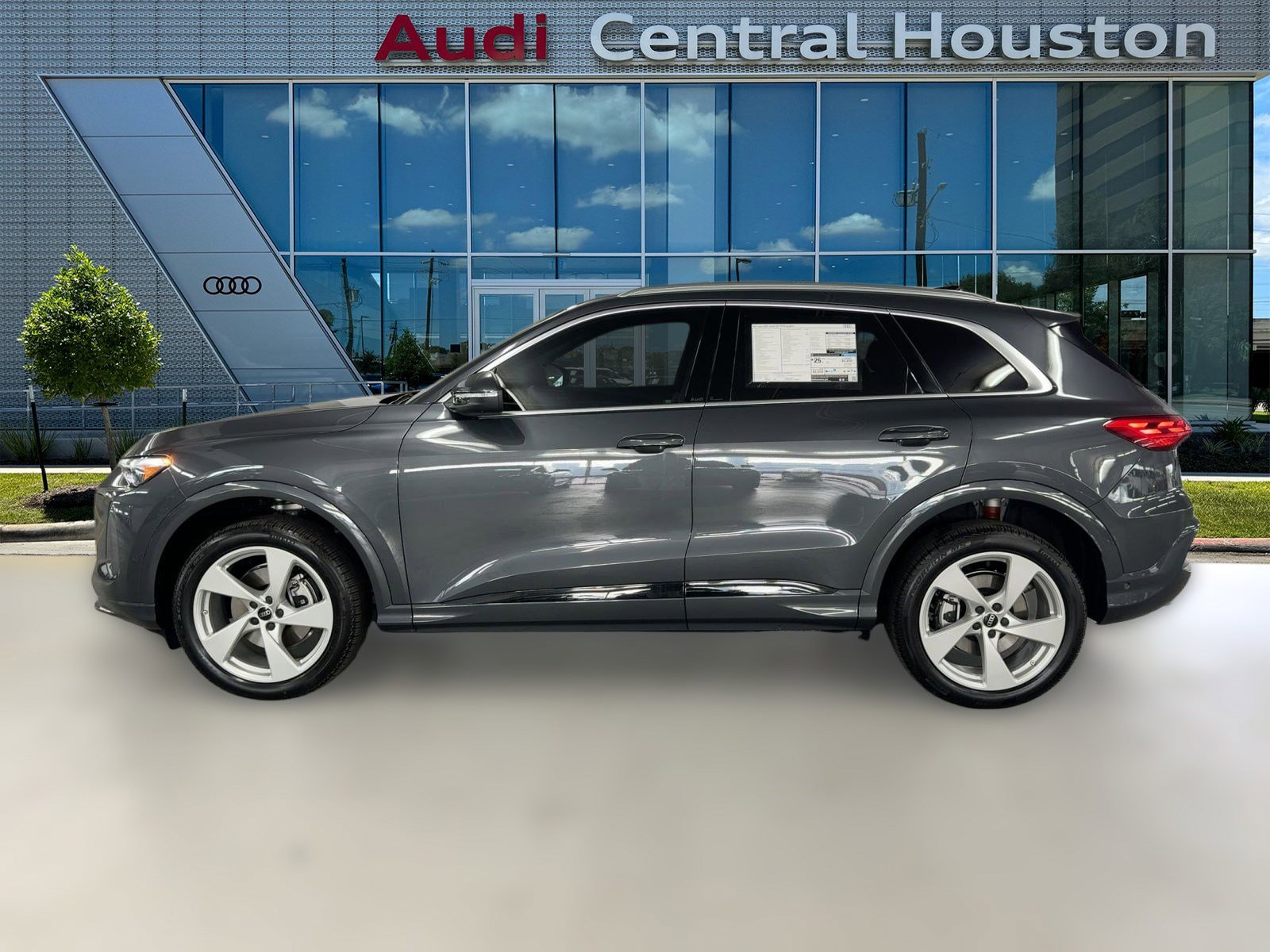 2025 Audi Q5 2.0T Premium Plus photo 2