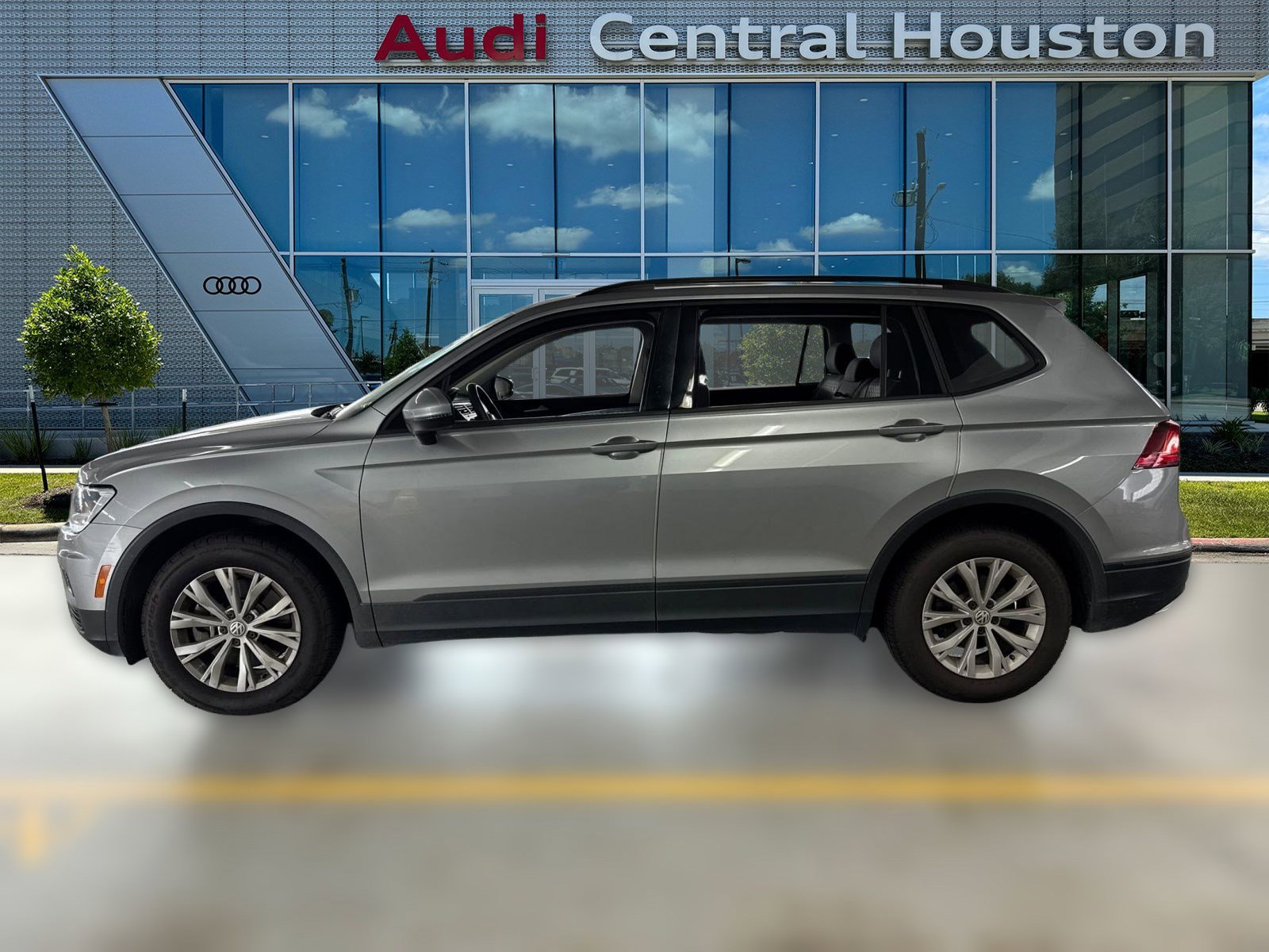2019 Volkswagen Tiguan S photo 2