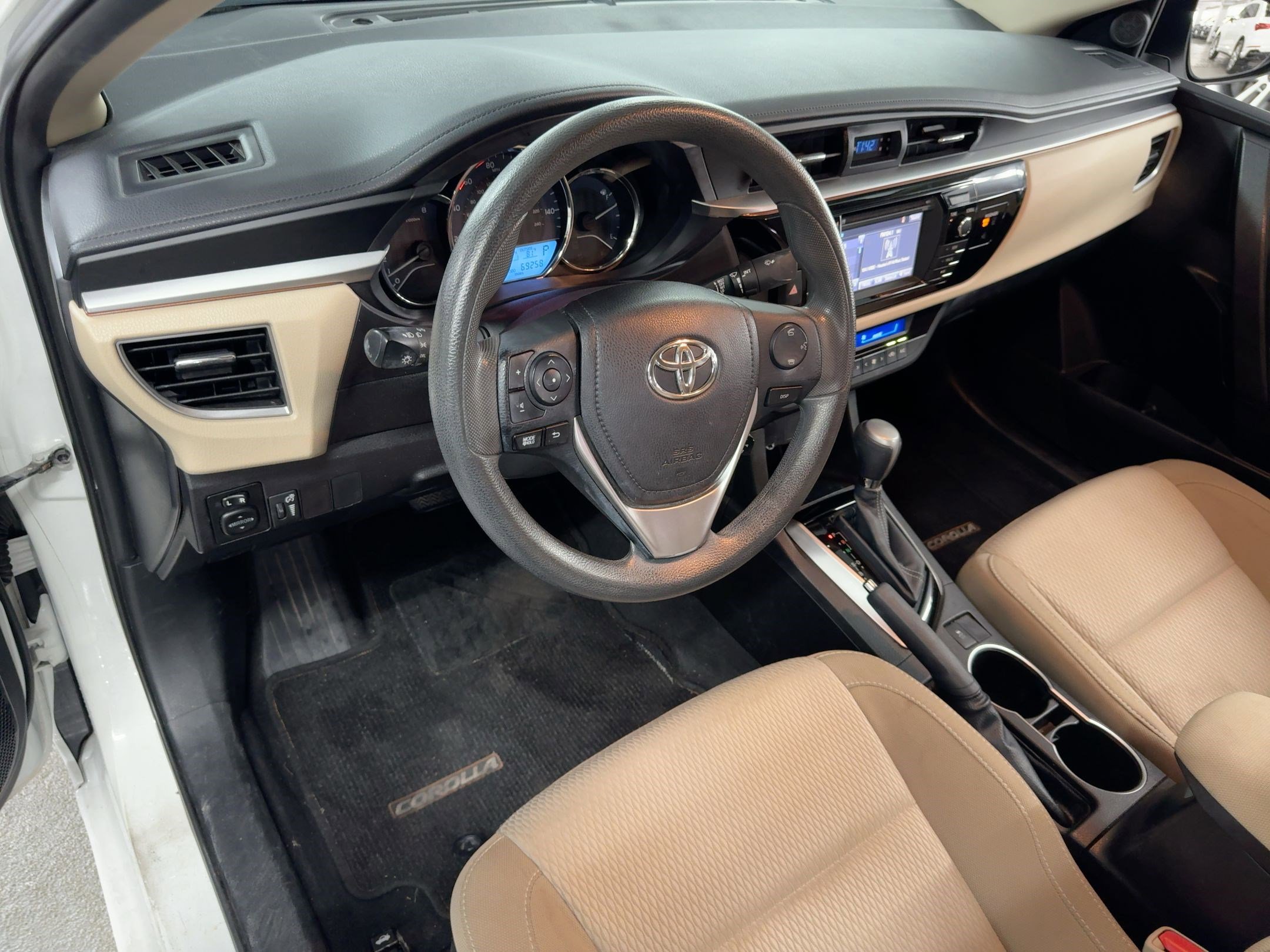 2015 Toyota Corolla LE photo 3
