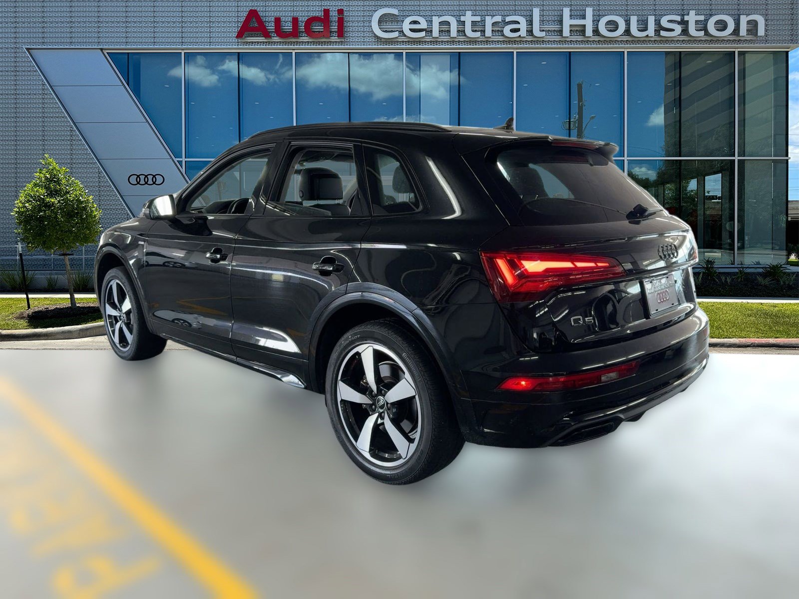 2022 Audi Q5 S line Premium Plus photo 2