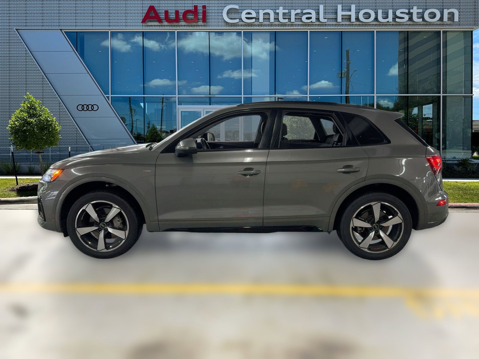 2023 Audi Q5 S line Premium Plus photo 2