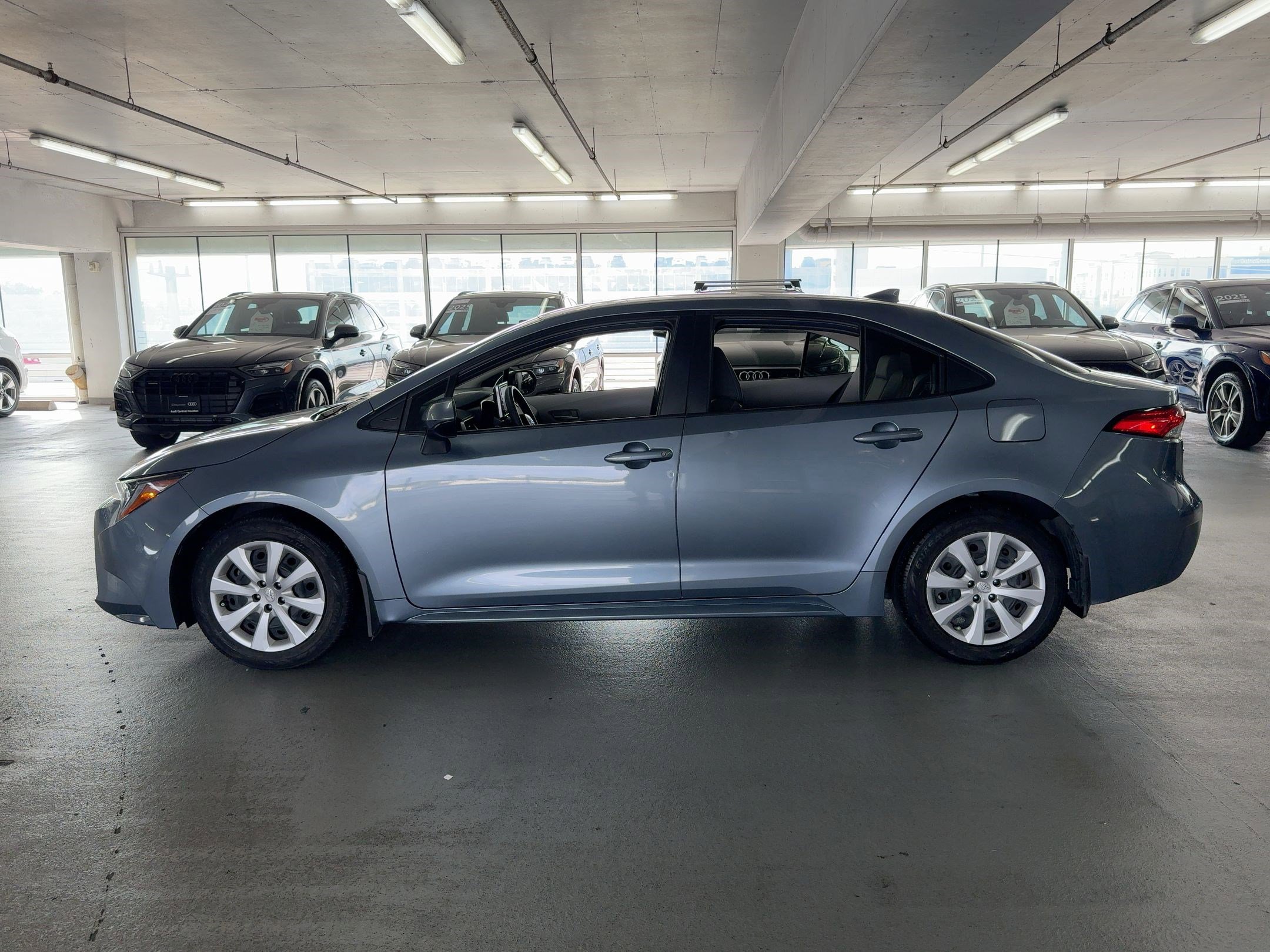 2020 Toyota Corolla LE photo 2