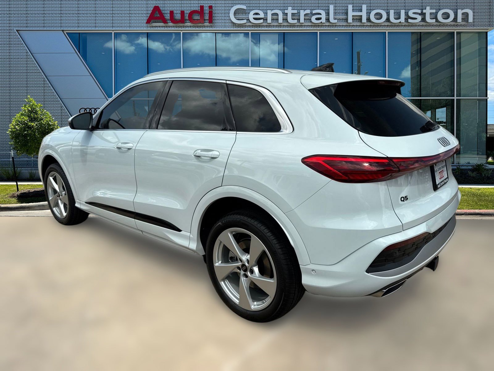 2025 Audi Q5 2.0T Premium Plus photo 2