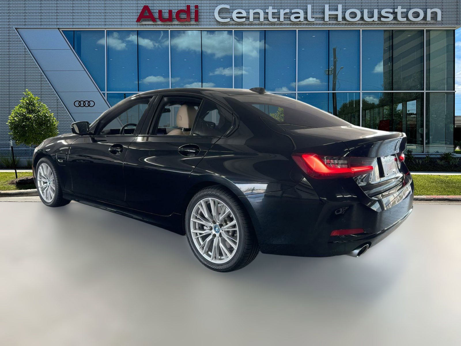 2023 Bmw 330e Sedan photo 2