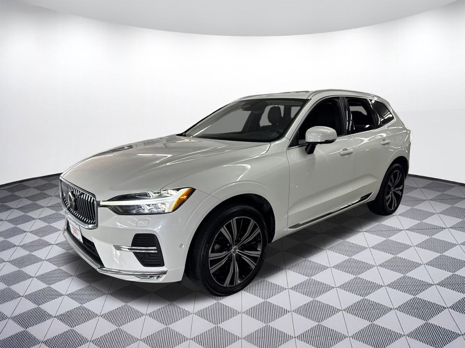 2023 Volvo XC60 Plus photo 2