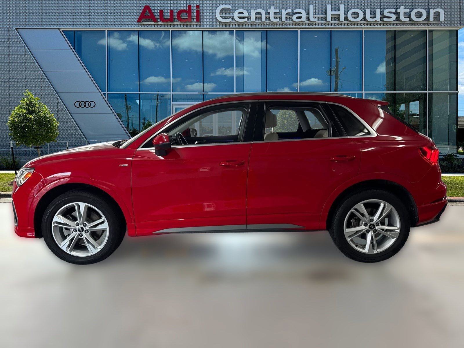 2022 Audi Q3 S line Premium Plus photo 2