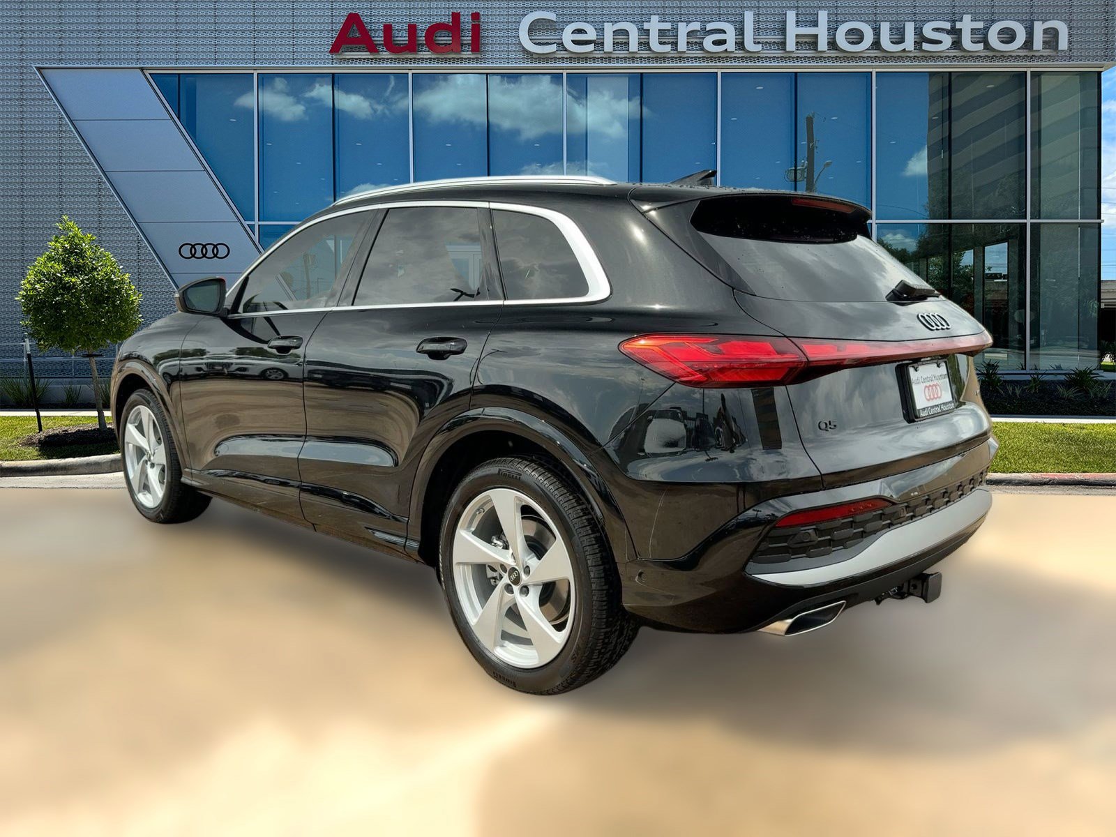 2025 Audi Q5 2.0T Prestige photo 2