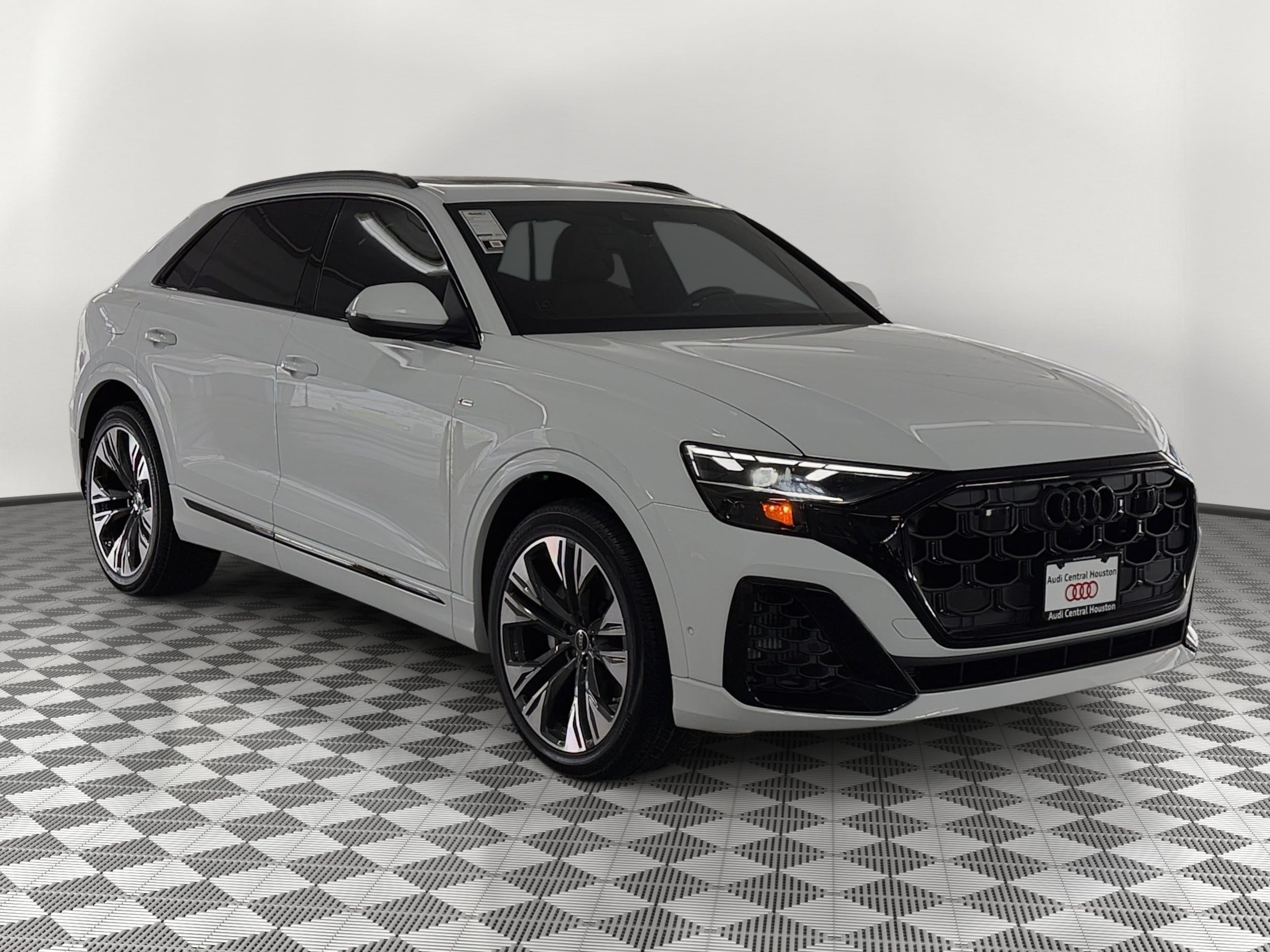 Q8 Prestige SUV