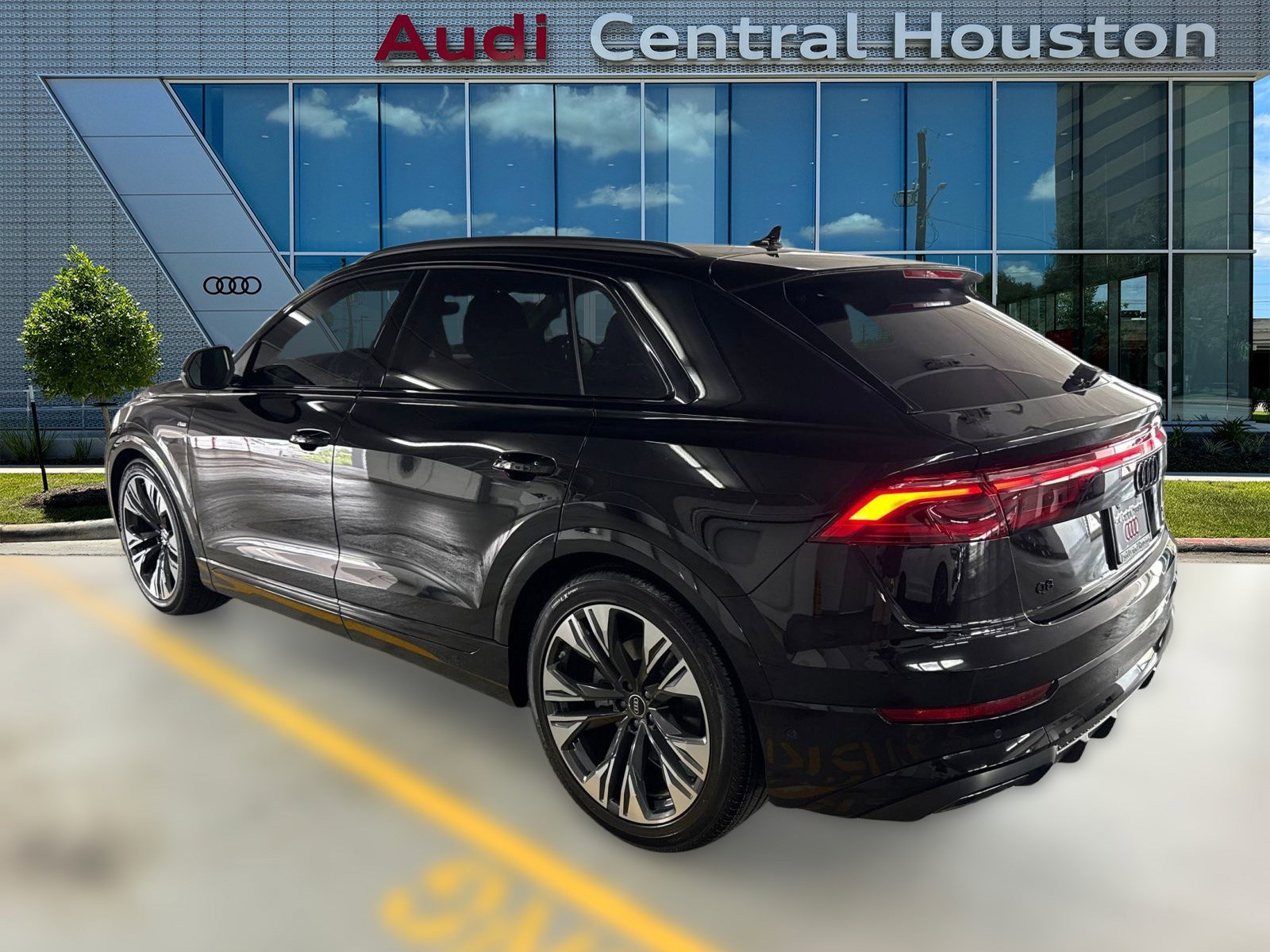 2025 Audi Q8 55 Premium Plus photo 2