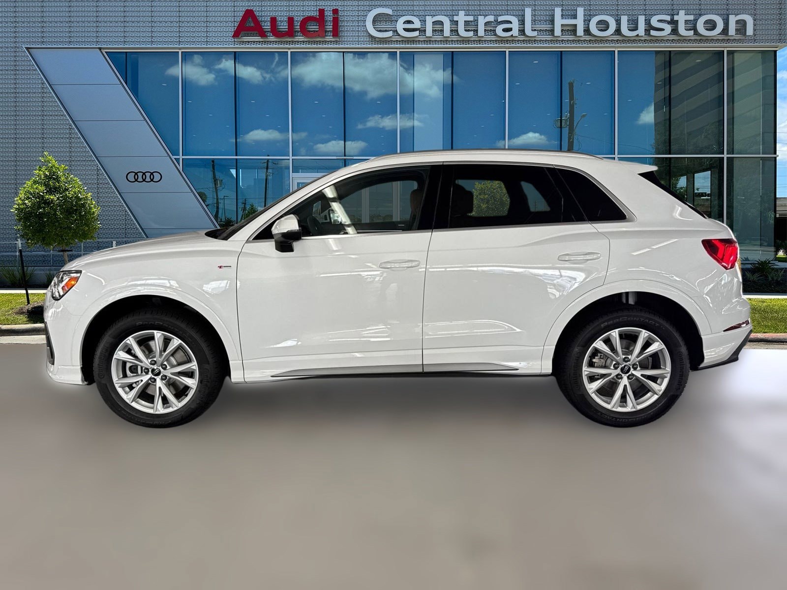 2025 Audi Q3 S line Premium photo 2