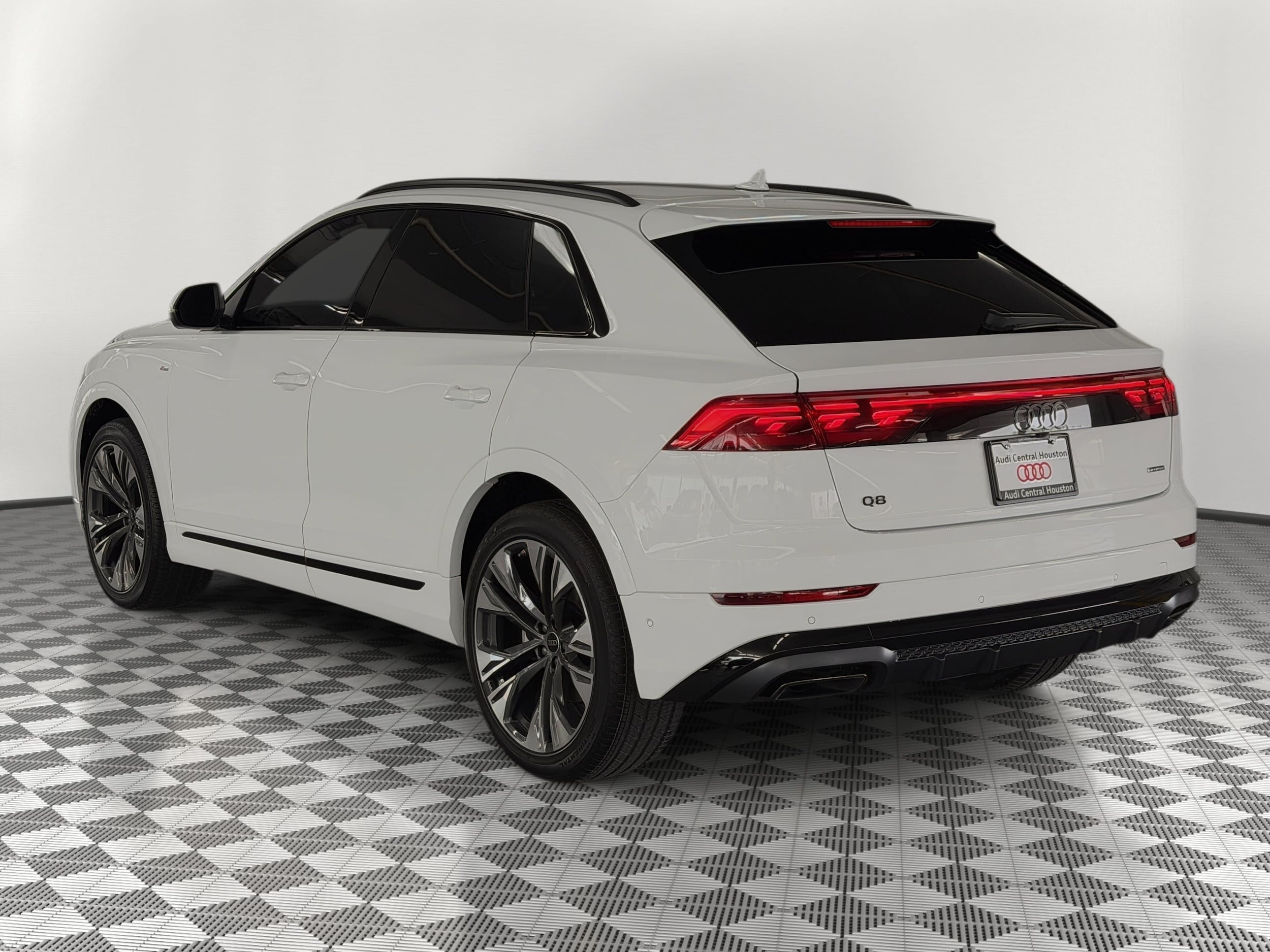 Q8 Prestige SUV