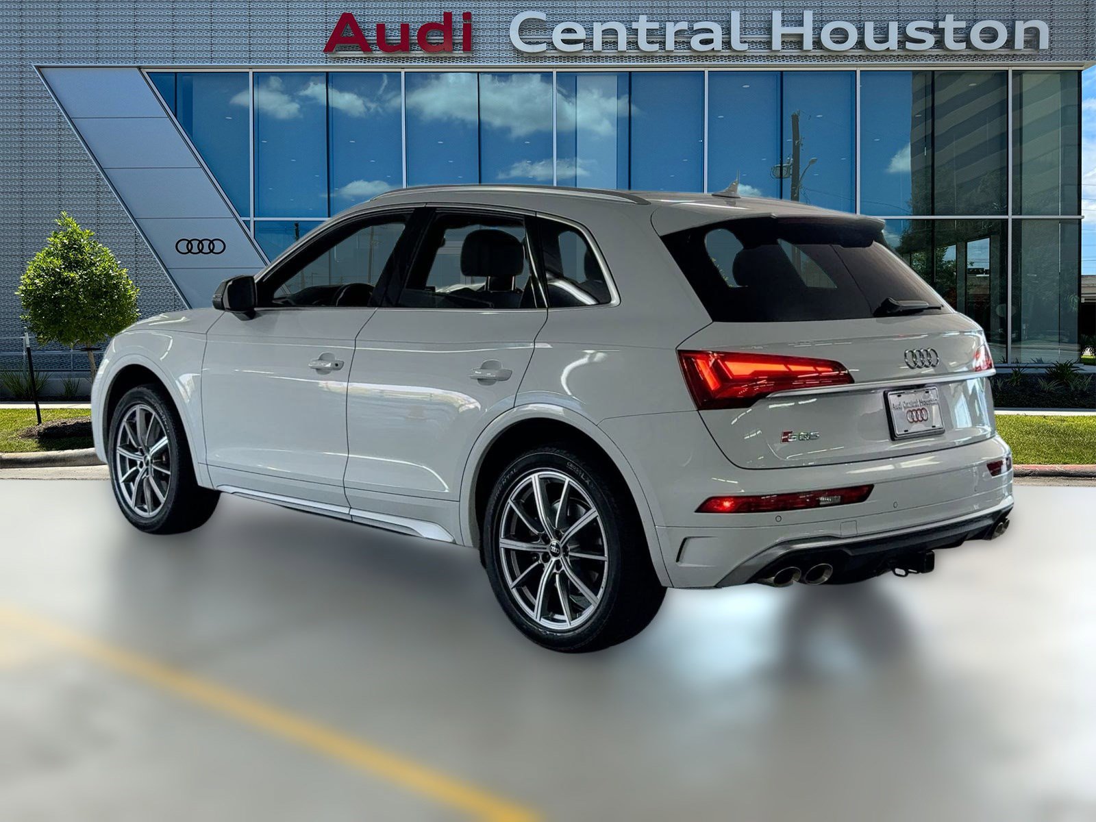 2022 Audi SQ5 Premium Plus photo 2