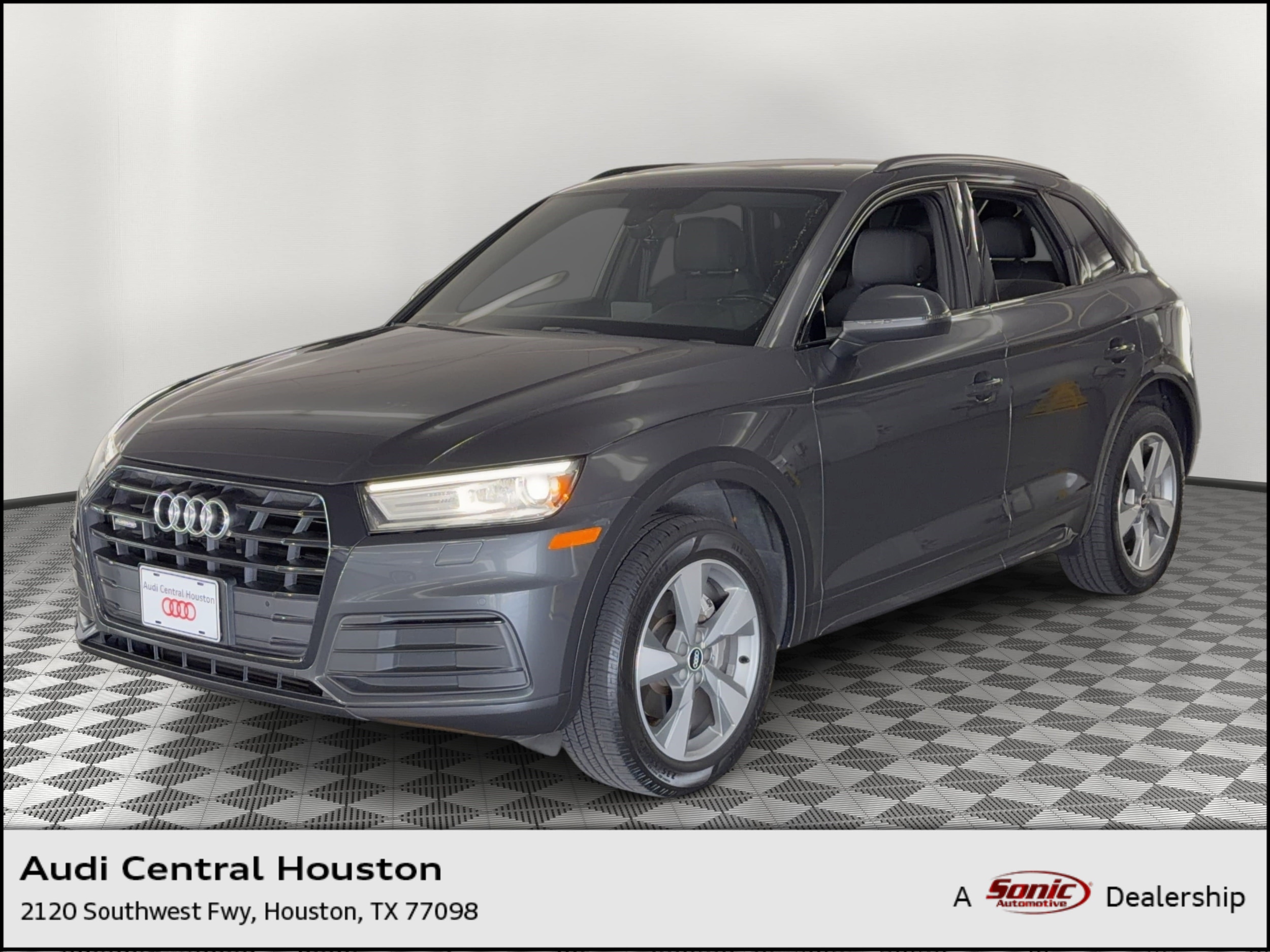 2020 Audi Q5 45 Titanium quattro S tronic Premium's photo