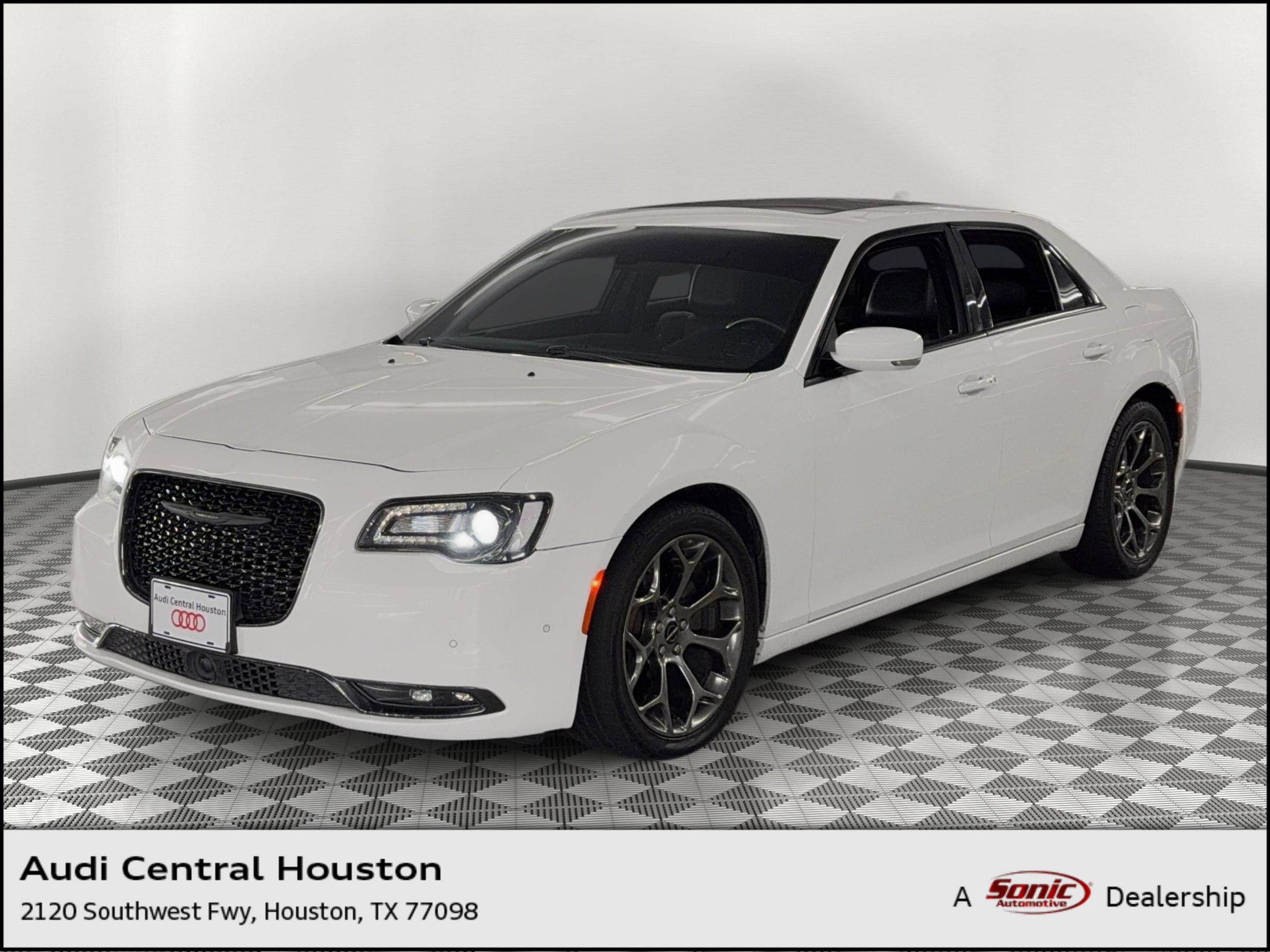 2018 Chrysler 300 S's photo