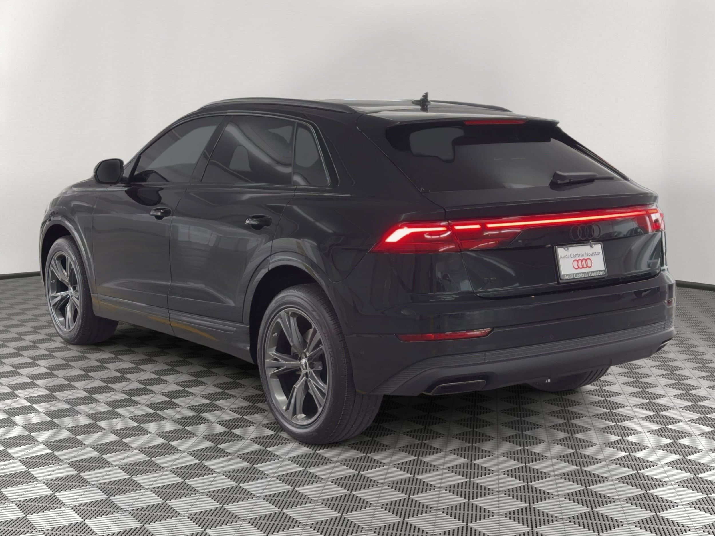 Q8 Premium SUV
