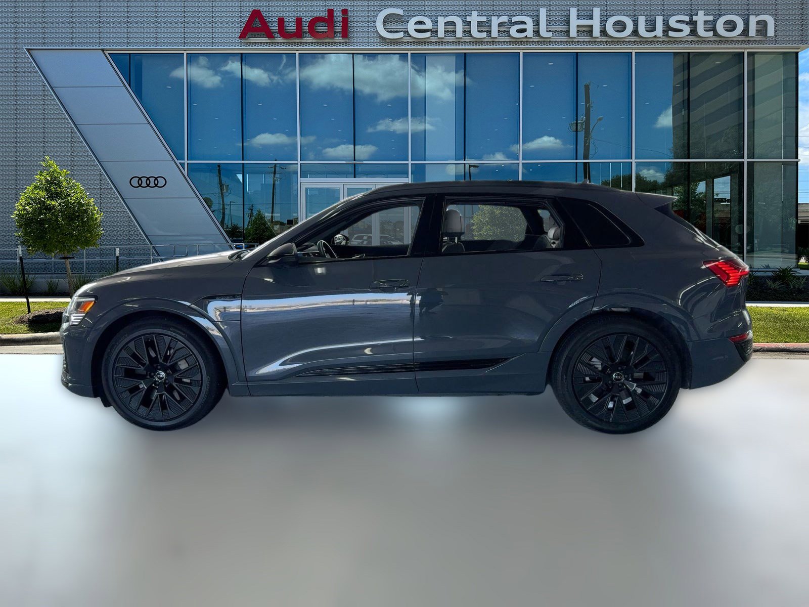 2024 Audi Q8 E-tron Prestige photo 2