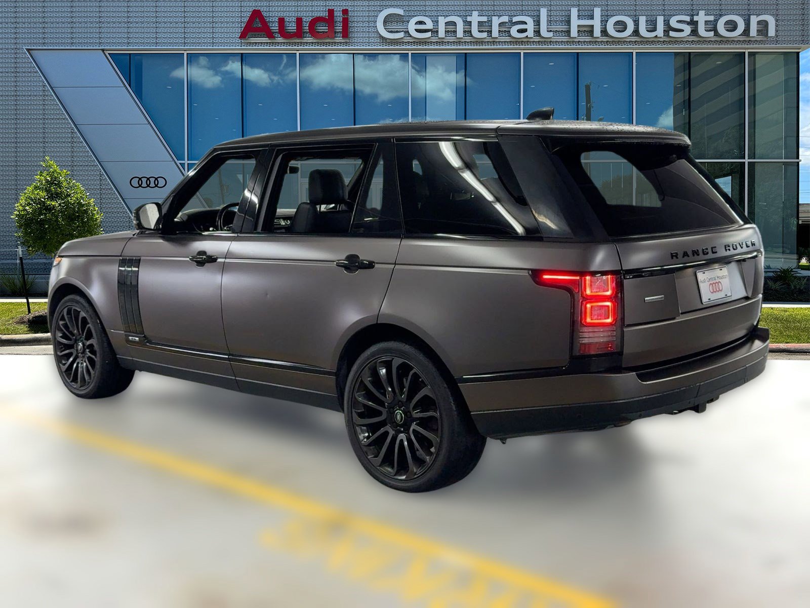 2017 Land Rover Range Rover Supercharged LWB photo 3