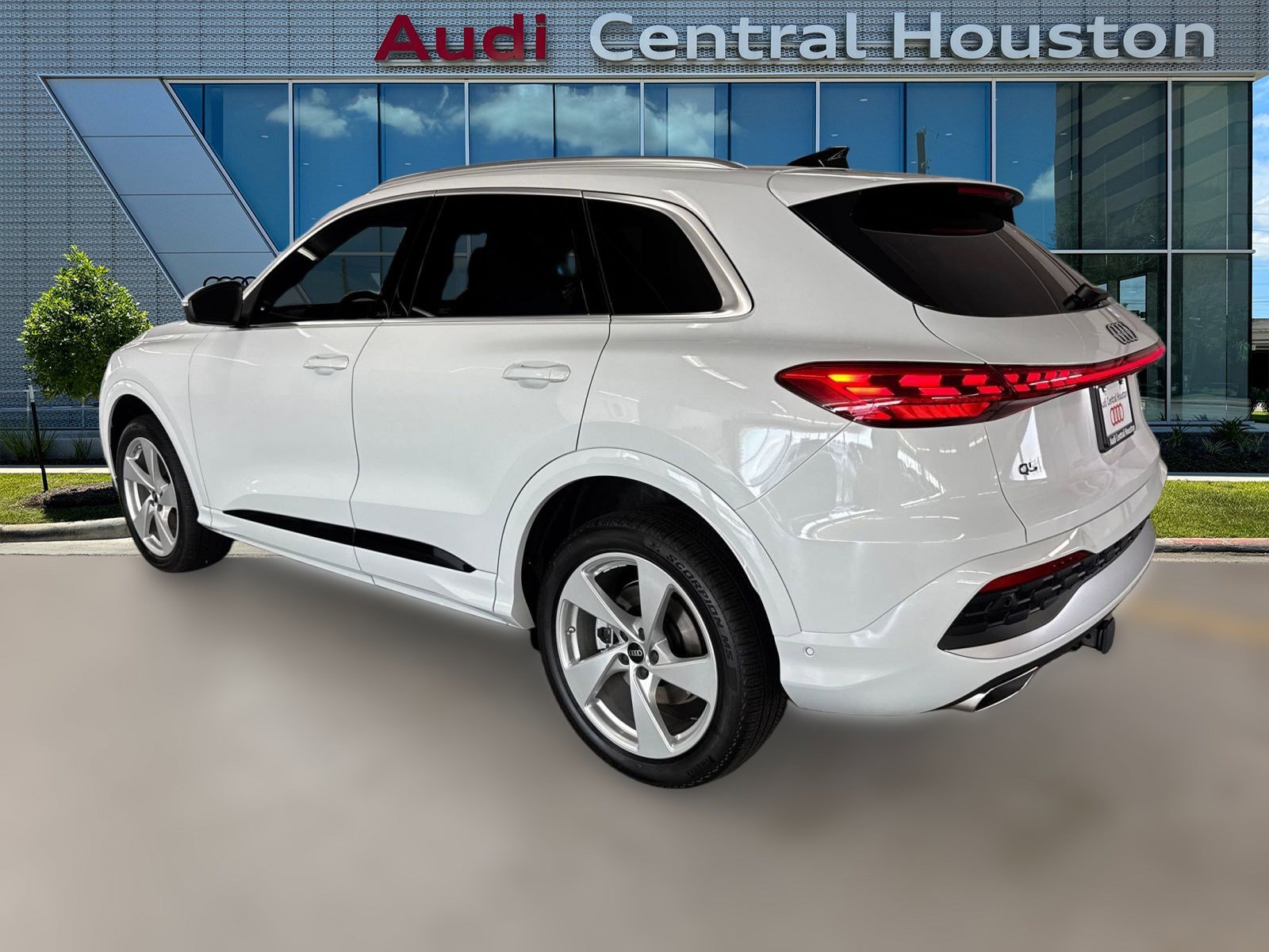 2025 Audi Q5 2.0T Premium Plus photo 3