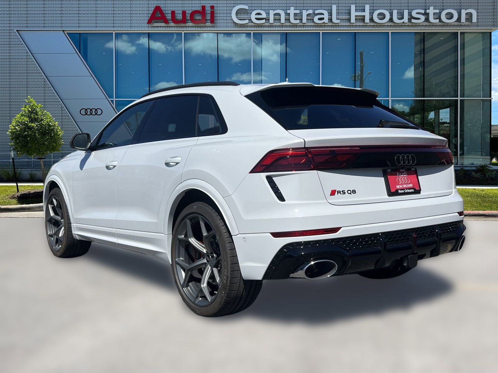 2025 Audi RS Q8 photo 2