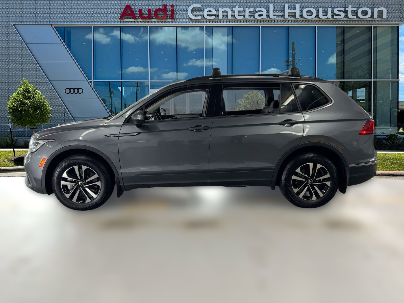 2024 Volkswagen Tiguan S photo 2