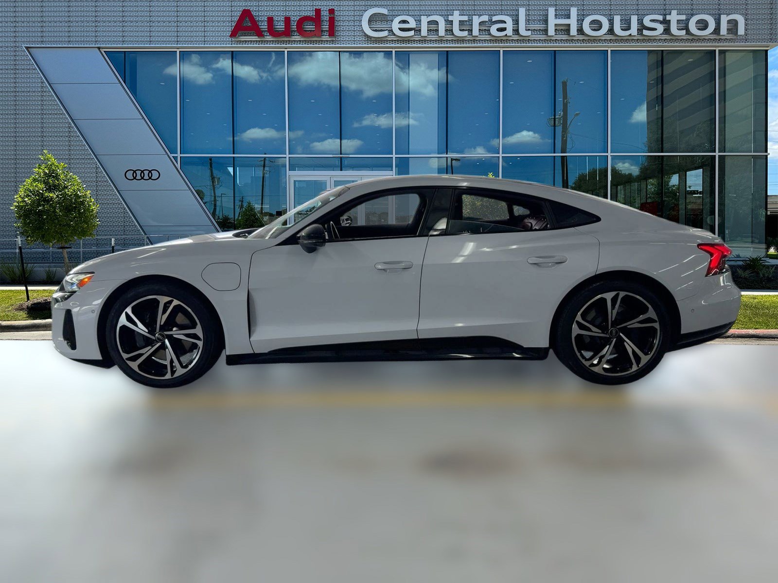 2023 Audi e-tron GT Prestige photo 2