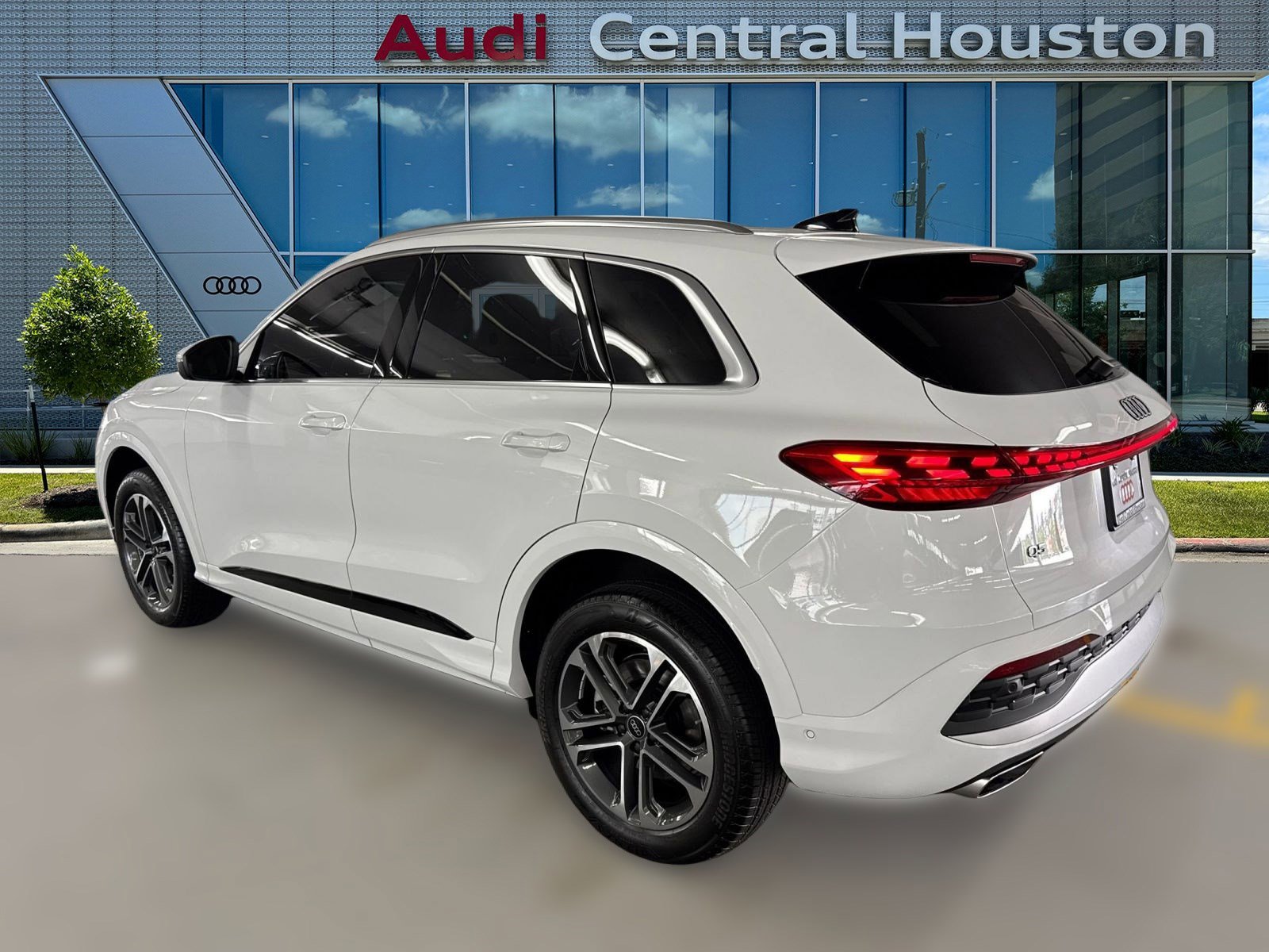 2025 Audi Q5 Premium Plus photo 2