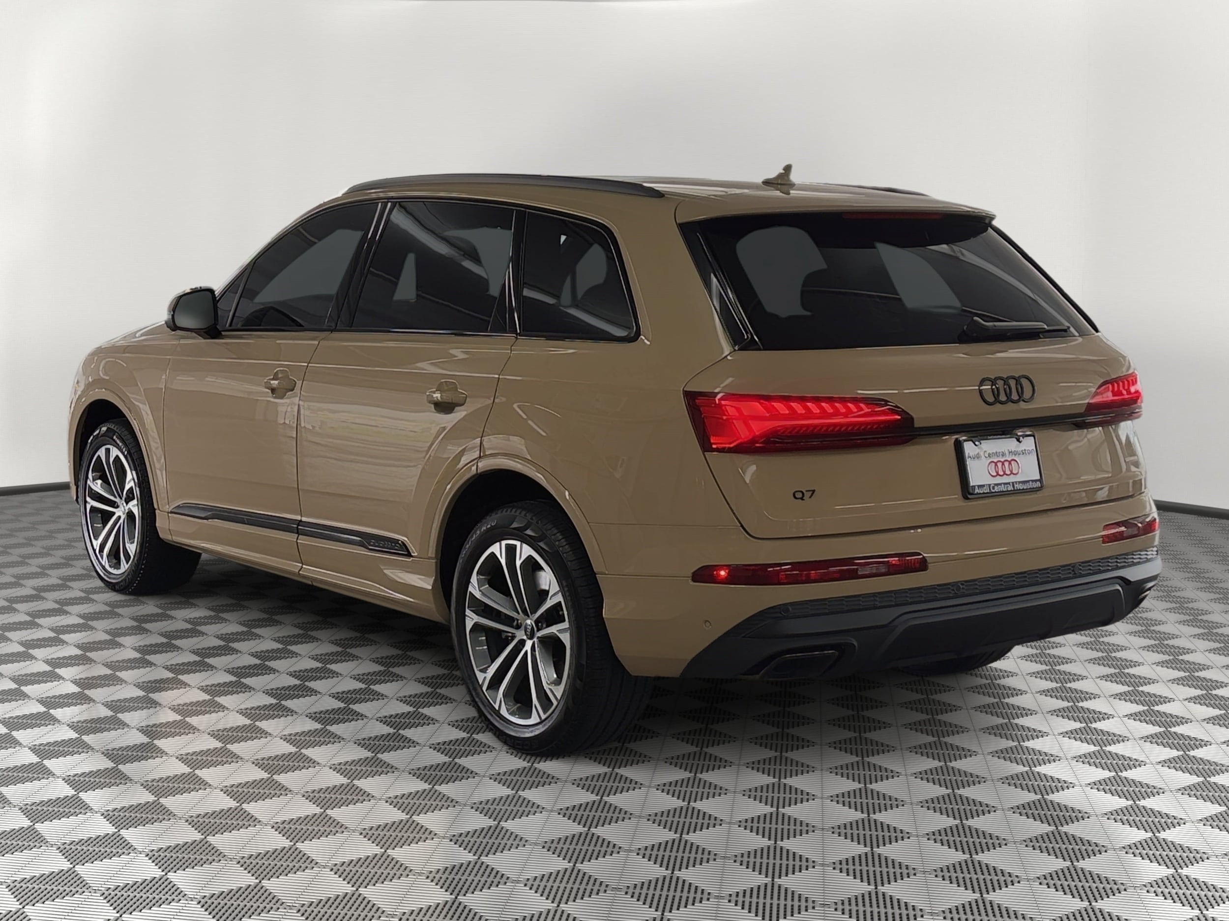 Q7 Premium SUV
