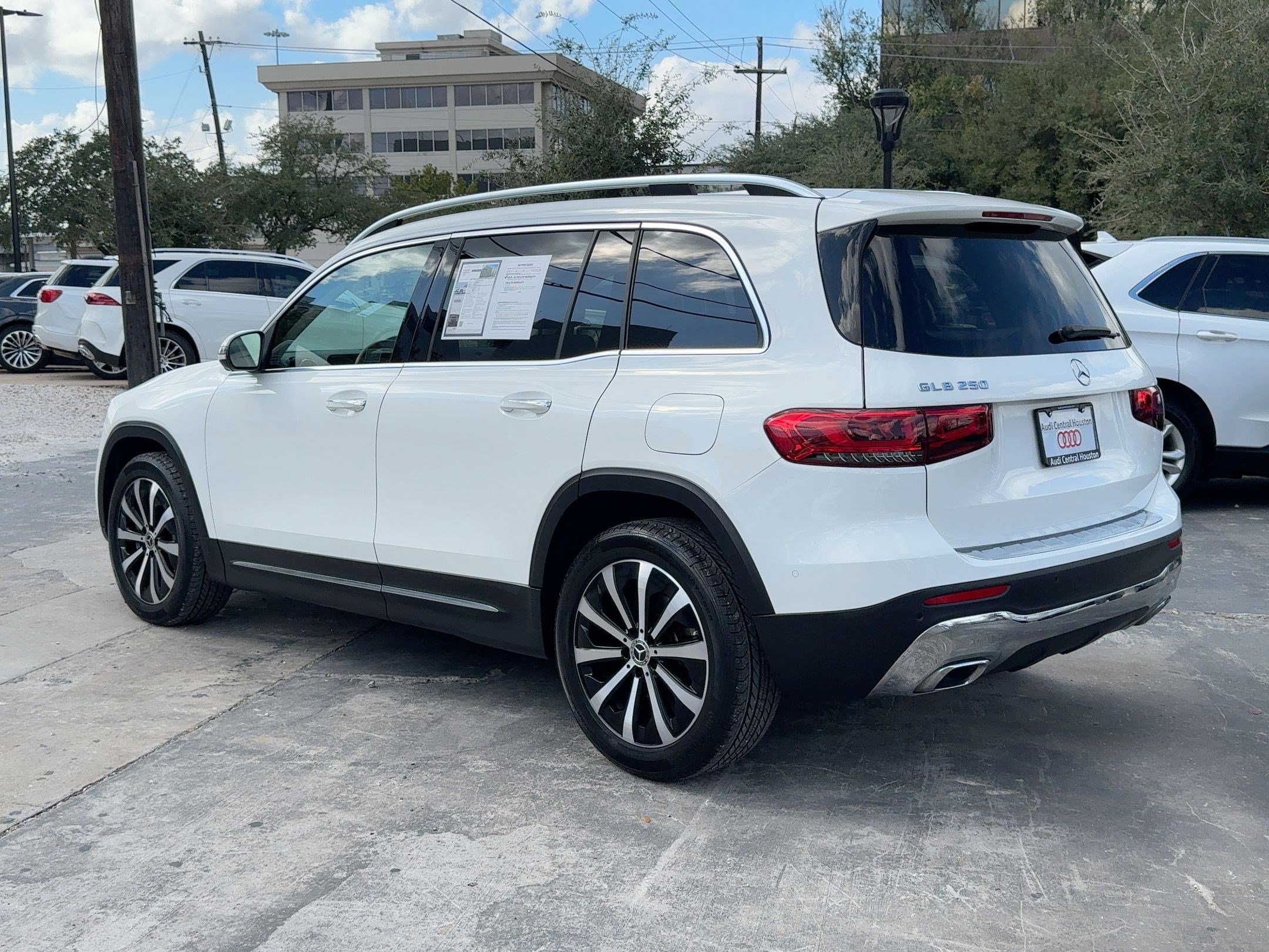 2023 Mercedes Benz GLB 250 photo 2