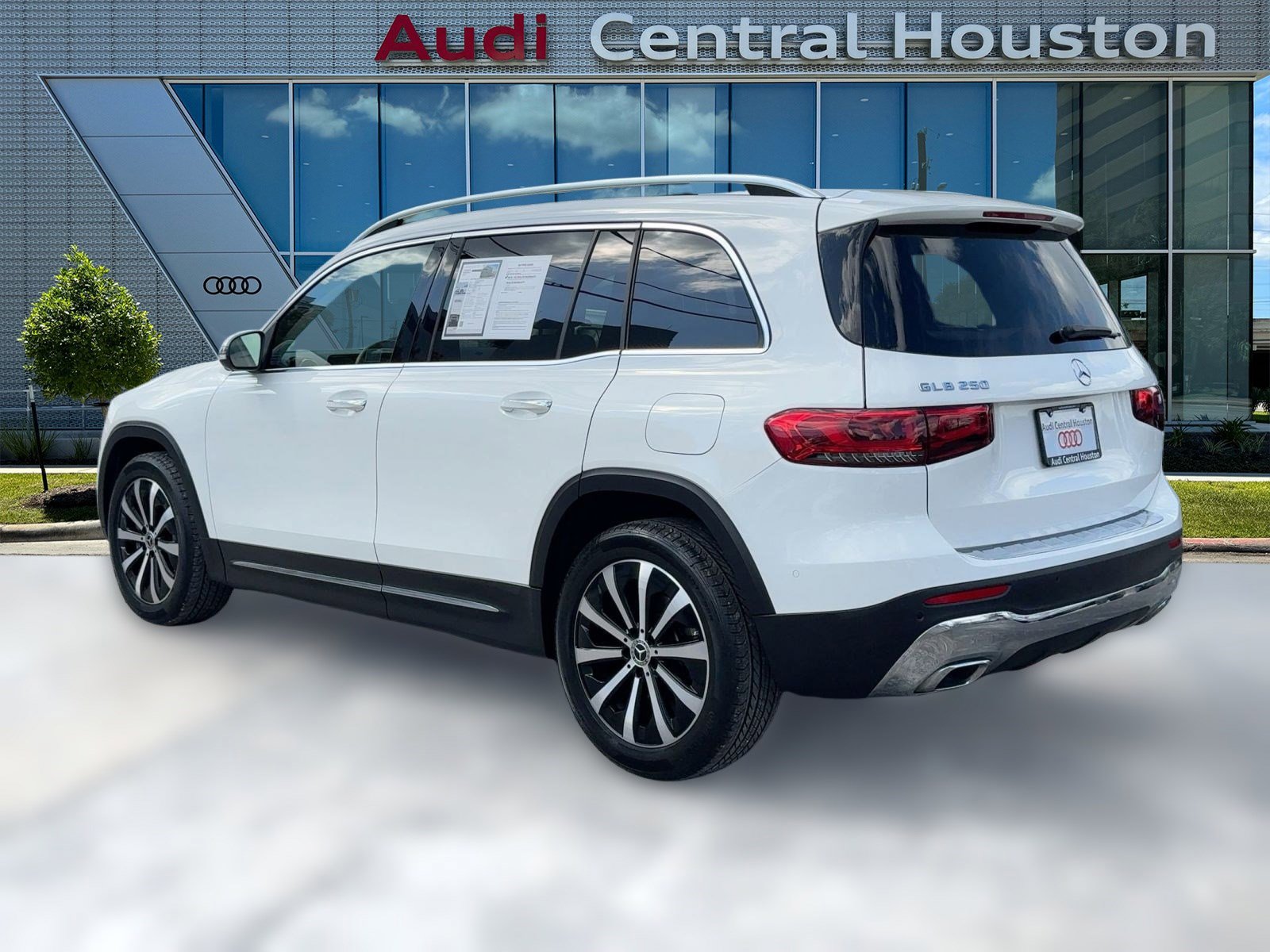 2023 Mercedes Benz GLB 250 photo 3