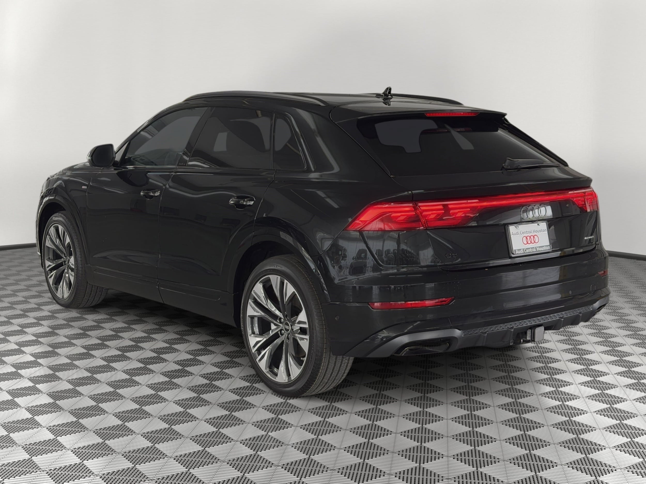 Q8 Prestige SUV