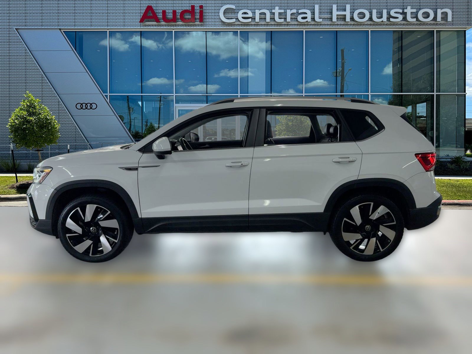 2024 Volkswagen Taos SEL photo 2