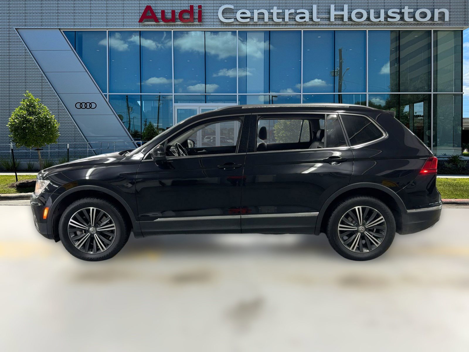 2018 Volkswagen Tiguan SEL photo 2